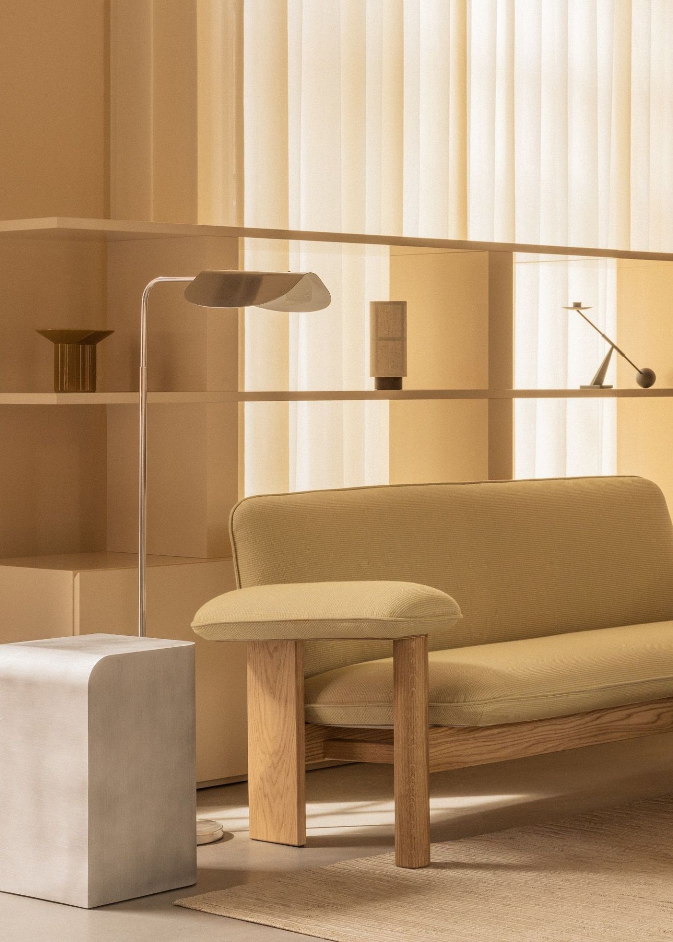 Audo Copenhagen Volume Side Table Beistelltisch aus Metall neben einem Sofa und einer Stehlampe.