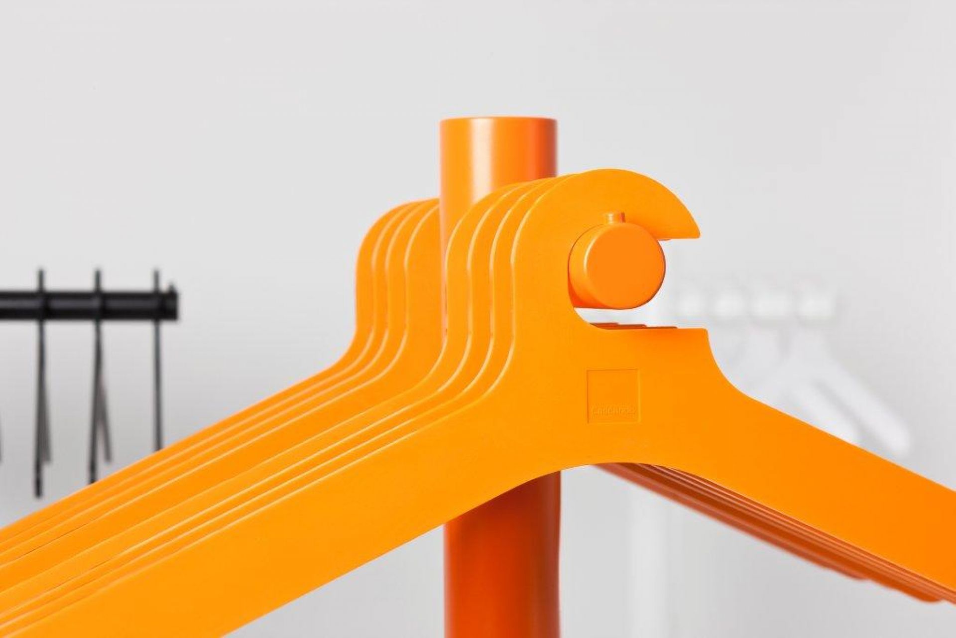 Pole coat hanger Cascando