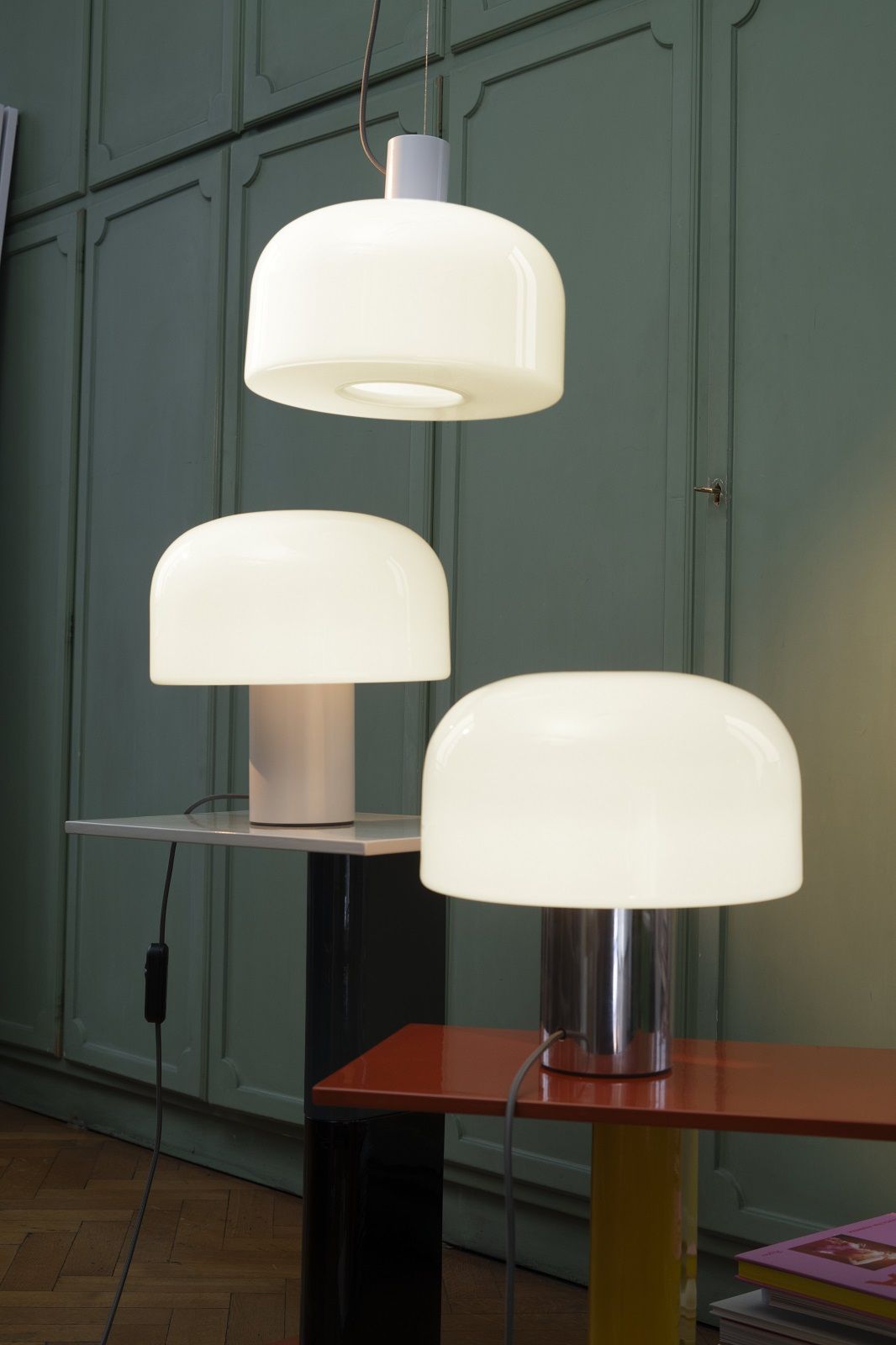 Nahaufnahme von drei modernen Bellhop Tischleuchten von Flos mit sanftem, diffusem Licht.