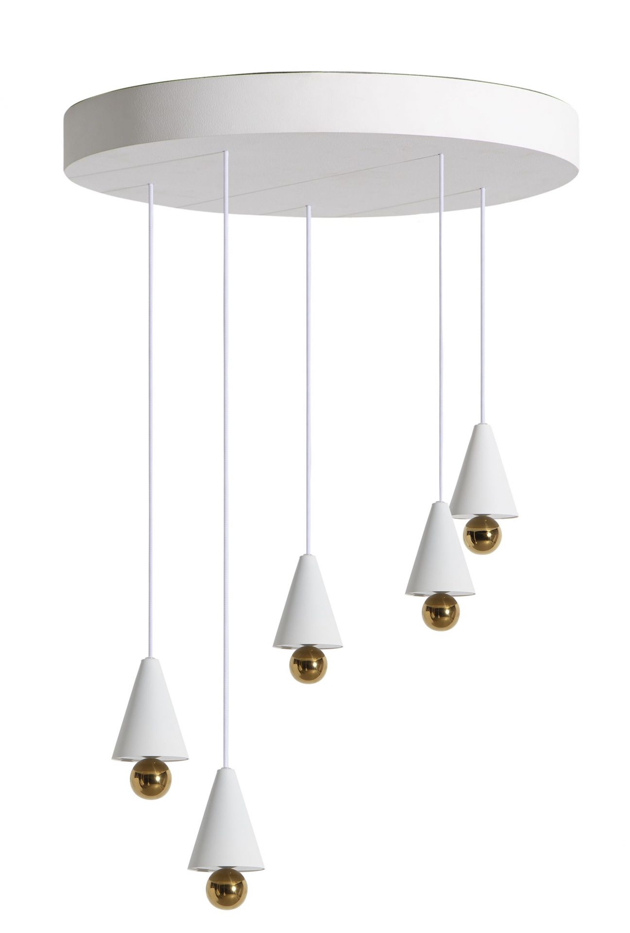 Cherry Pendant Light: Weiße Pendelleuchte mit runder Platte und fünf kegelförmigen Lampenschirmen mit goldenen Kugeln.