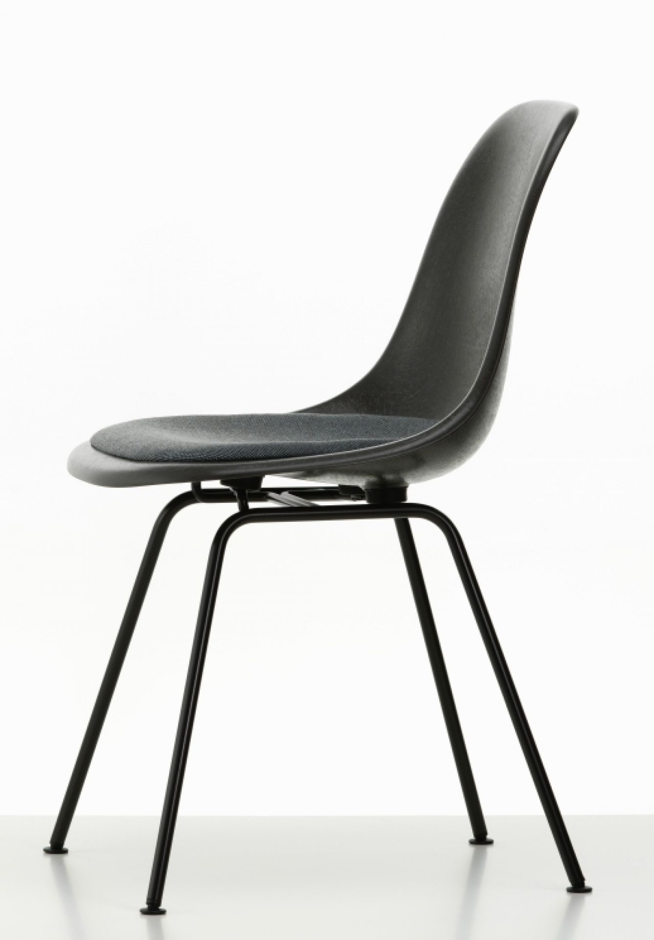 Eames Fibreglass Chair DSX Chair with seat cushion Vitra