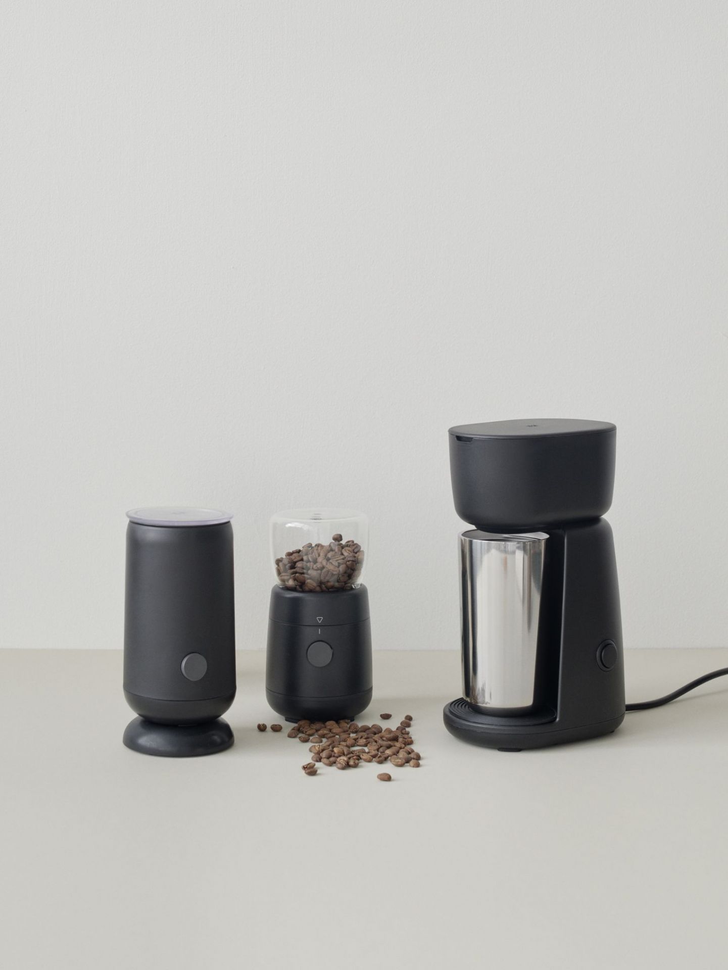 https://www.einrichten-design.com/thumbnail/d9/5b/5d/1629812633/RIG_TIG_by_Stelton_LS_Z00607-1_Z00608-1_Z00603-1_FOODIE_milk-frother_single-cup-coffee-maker_coffee-grinder_black_1920x1920.jpg