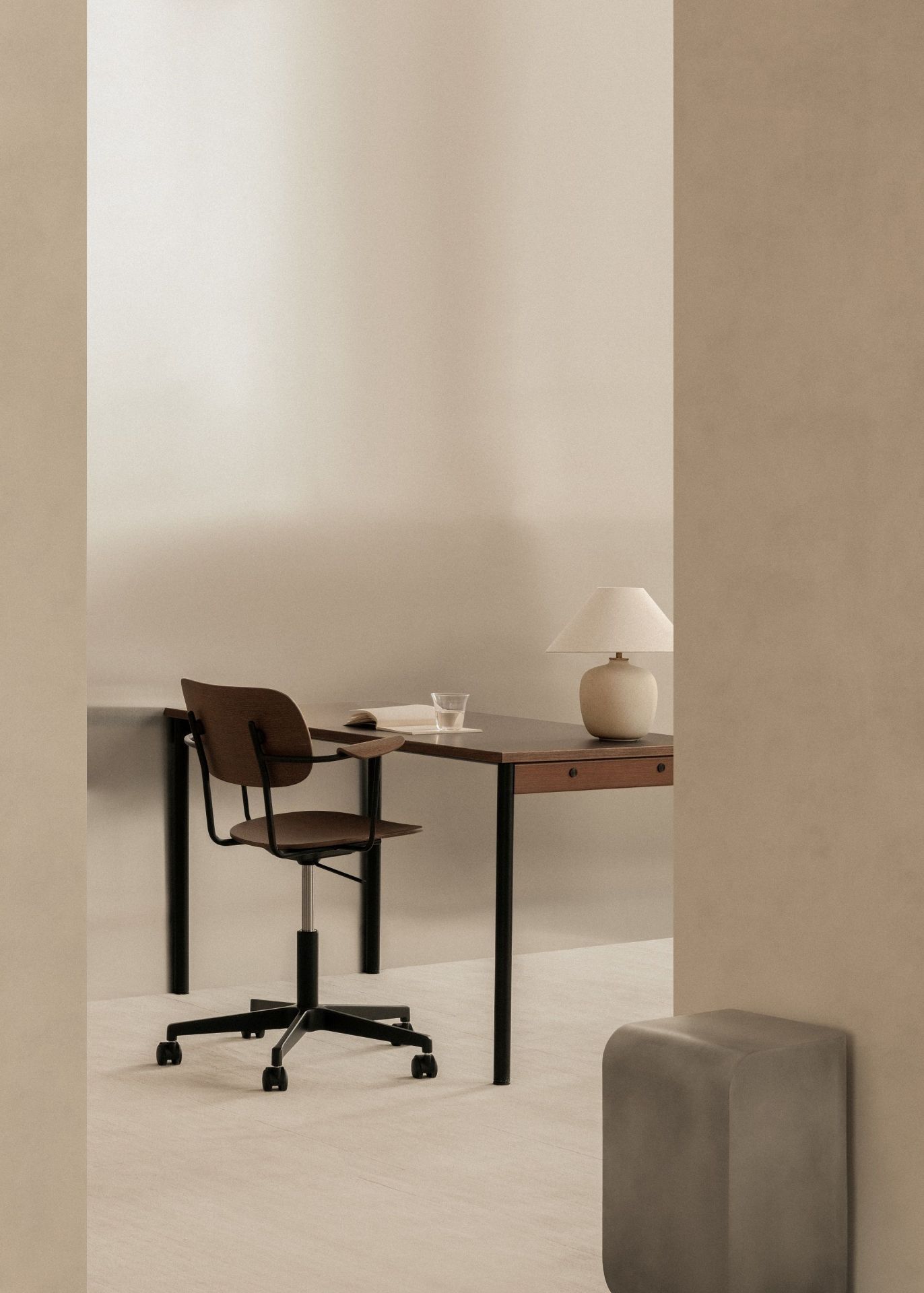Audo Copenhagen Volume Side Table Beistelltisch aus Holz mit Schreibtischlampe und Bürostuhl.