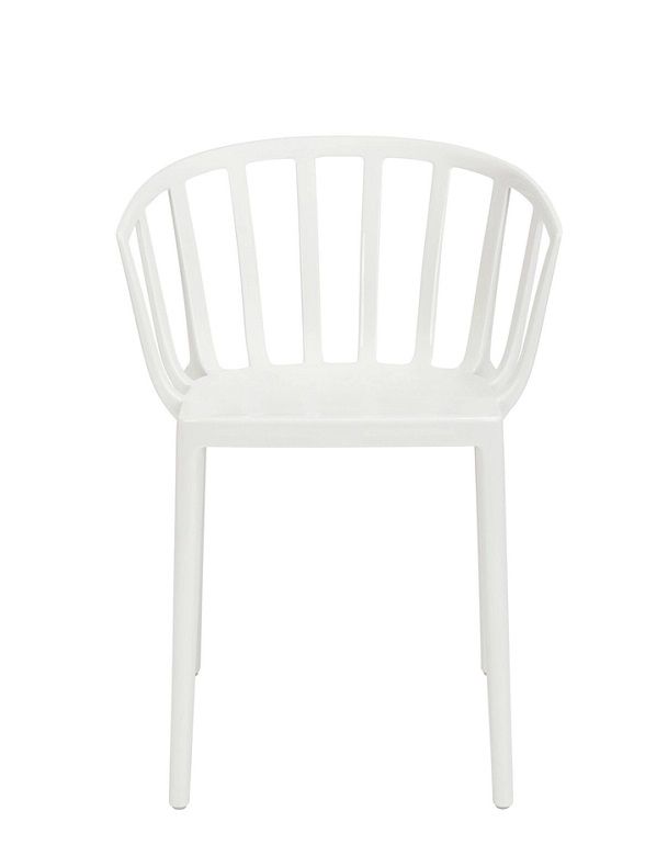 Weißer Venice Stuhl von Kartell, moderner Designstuhl mit glänzender Oberfläche und geradlinigem, offenem Rückendesign.
