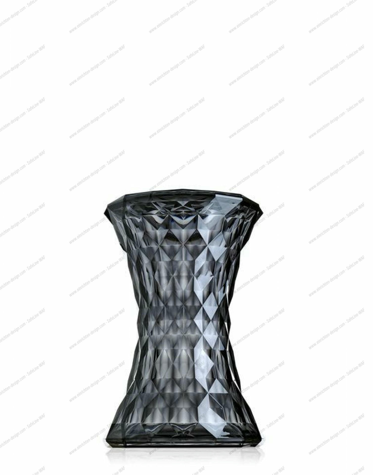 Grauer Stone Hocker von Kartell mit facettierter Oberfläche und modernem Design. Dekorative Sitzgelegenheit.