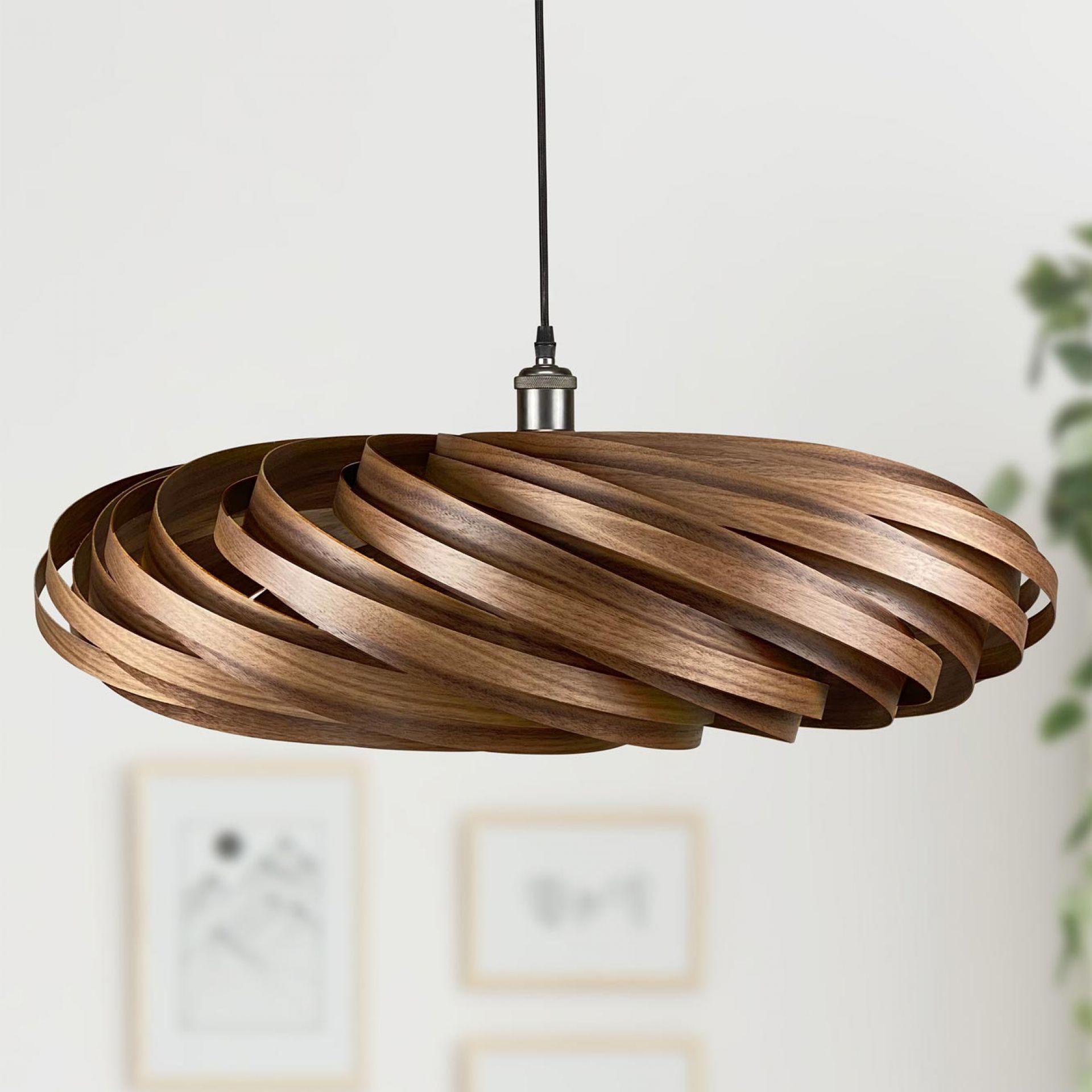 Veneria Hängeleuchte aus Nussbaumholz, moderne Pendelleuchte mit spiralförmigem Design für stilvolle Innenraumbeleuchtung.
