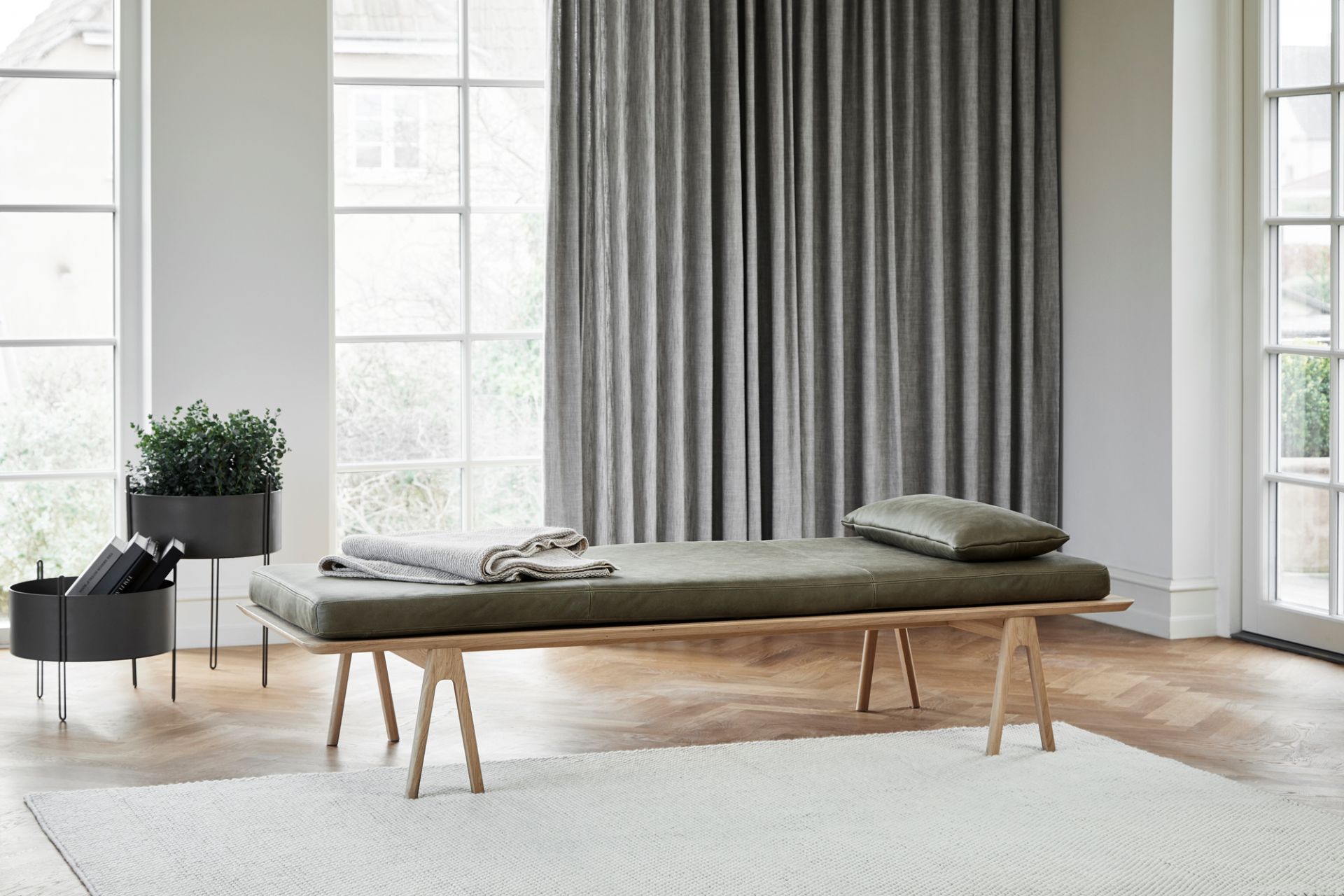 Level Daybed White/Black Woud