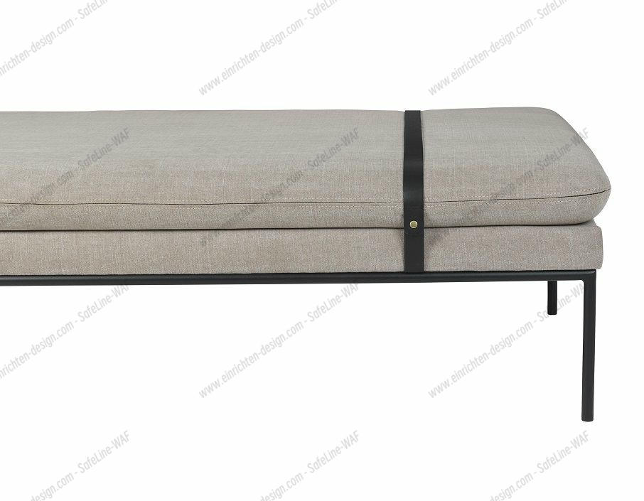 Nahaufnahme der Ferm Living Turn Daybed Liege mit beigem Stoffbezug und schwarzem Lederriemen.
