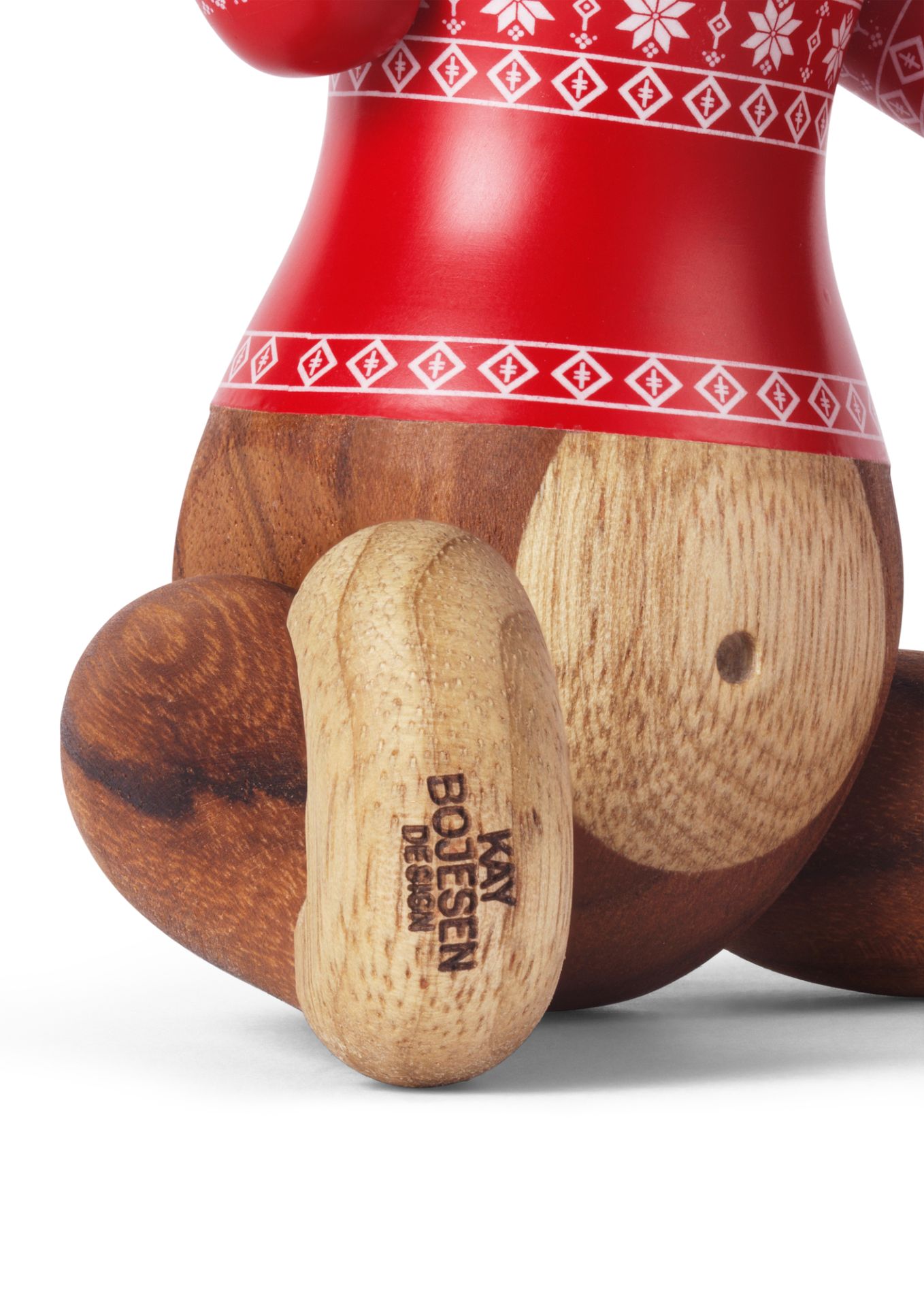 Detailansicht von Kay Bojesen Affe, kleine Holzfigur mit rotem Weihnachtspullover, festliche Weihnachtsdekoration 2024.