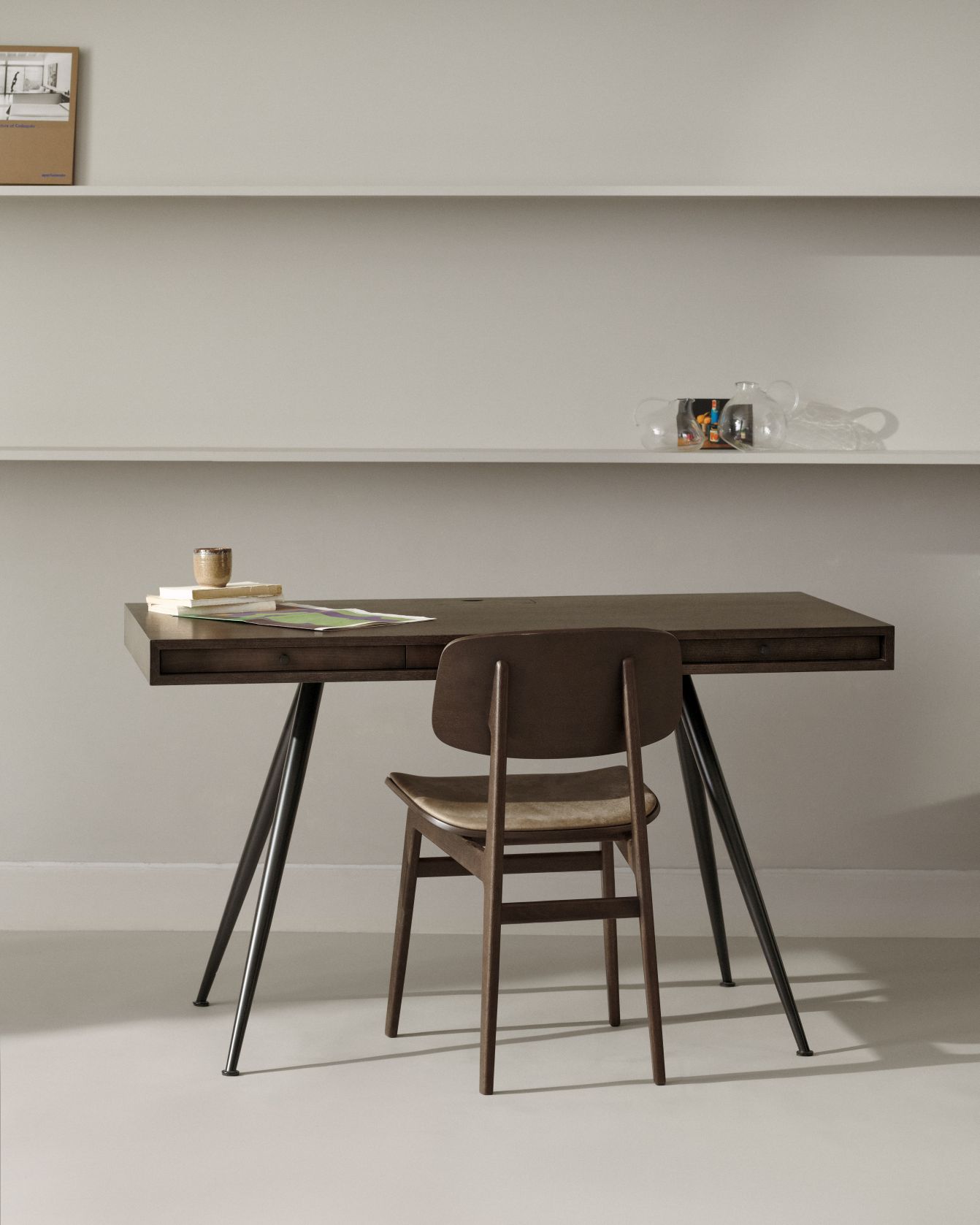 NY11 New York Dining Chair Stuhl von NORR11 aus Holz mit Leder Sitzfläche am Schreibtisch.