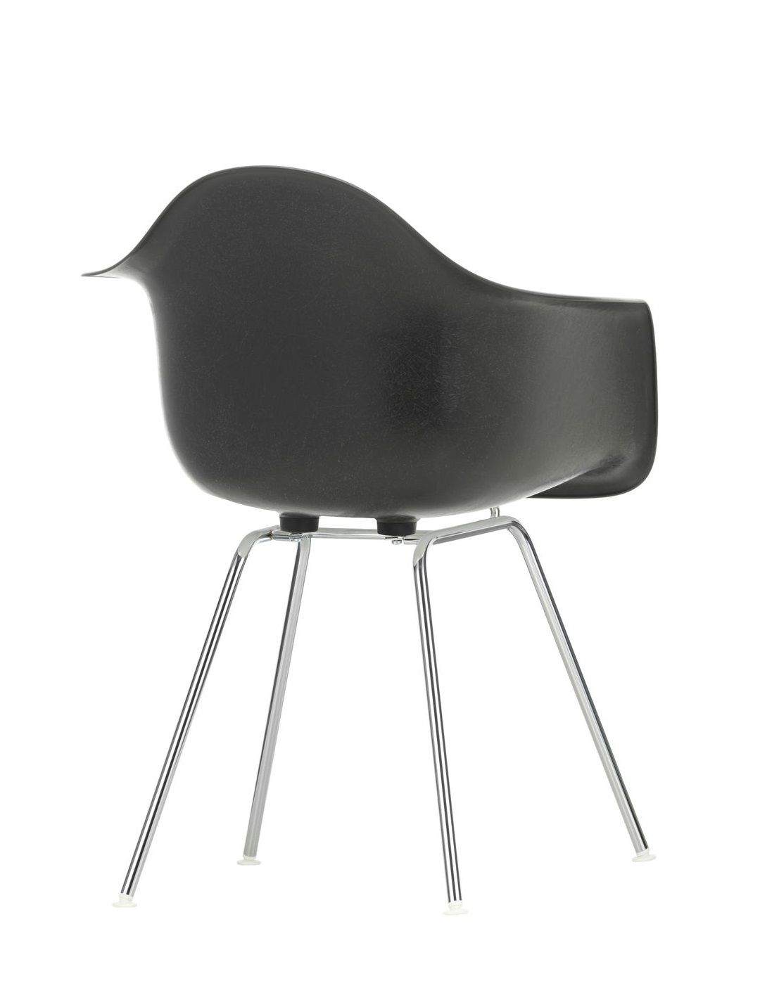 Schwarzer Eames Plastic Arm Chair DAX Stuhl von Vitra mit verchromtem Vierbein-Gestell.