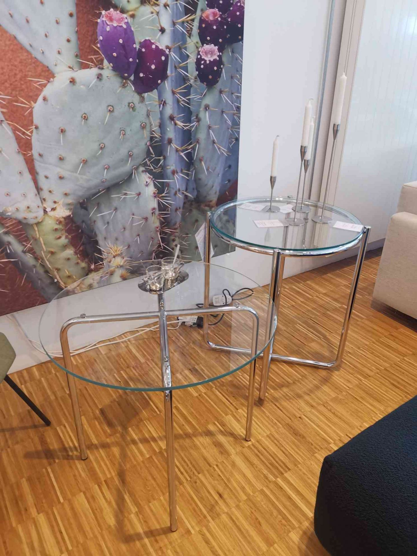 MR 515 Beistelltisch H60cm von Thonet mit runder Glasplatte und verchromtem Stahlrohrgestell, modernes Design für Wohnzimmer.
