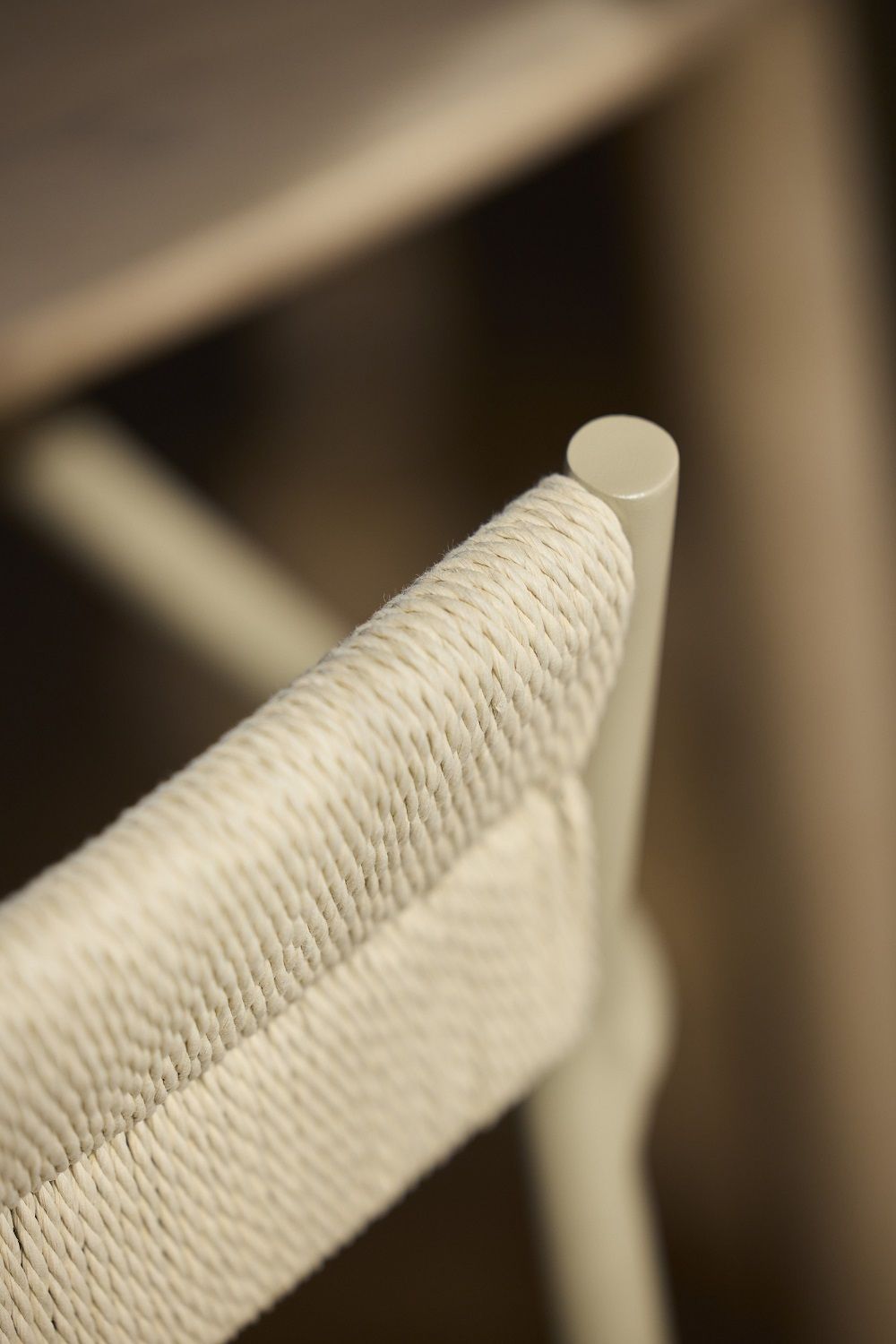Detailaufnahme des Vev Dining Chair Stuhls von Northern mit geflochtener Sitzfläche und hellem Holzgestell.