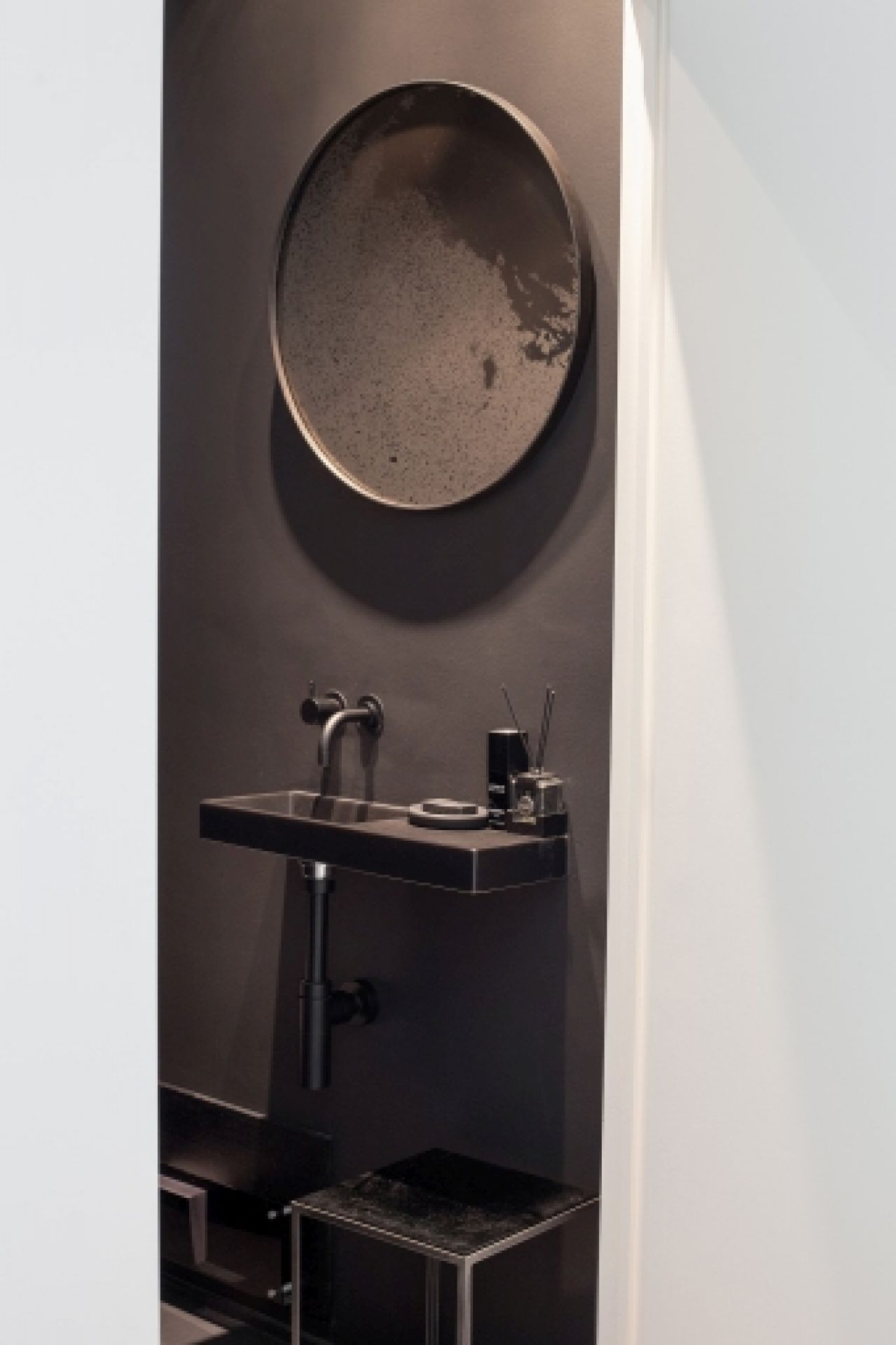 Wall mirror round heavy aged bronze Ethnicraft W 61