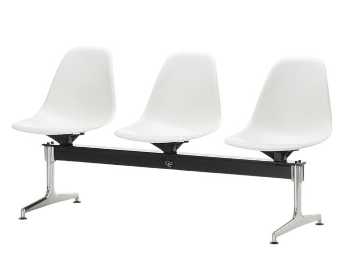 Eames Plastic Side Chair RE on traverse Vitra 