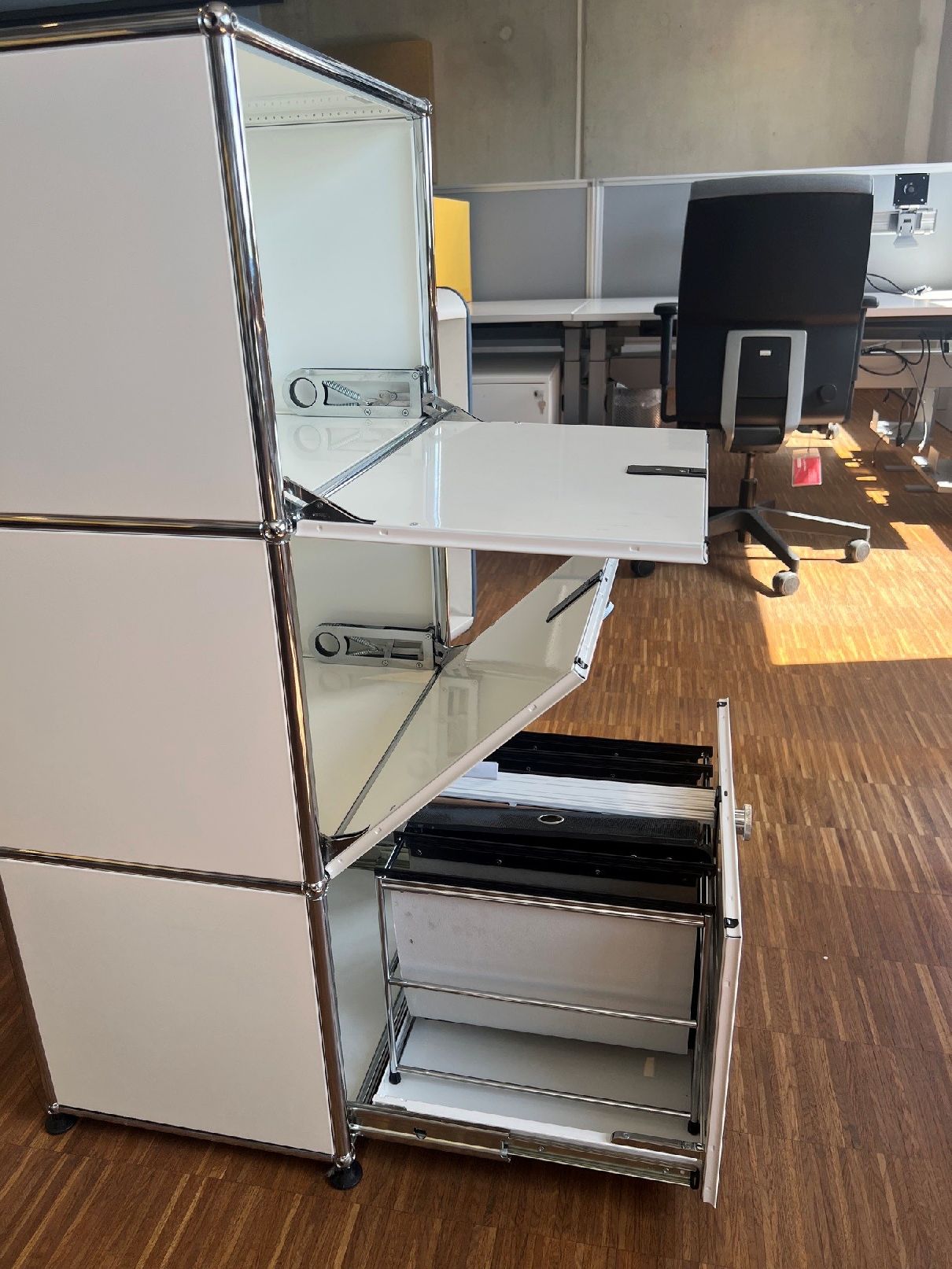 USM Haller Highboard with 2 hinged doors at the top/middle and 1 pull-out door with hanging storage at the bottom pure white display model/used furniture 