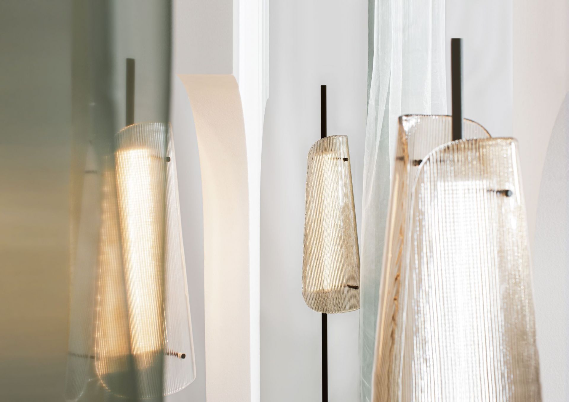 Bent Two Floor lamp Transparent/ black with fixed LED 1600lm Pulpo