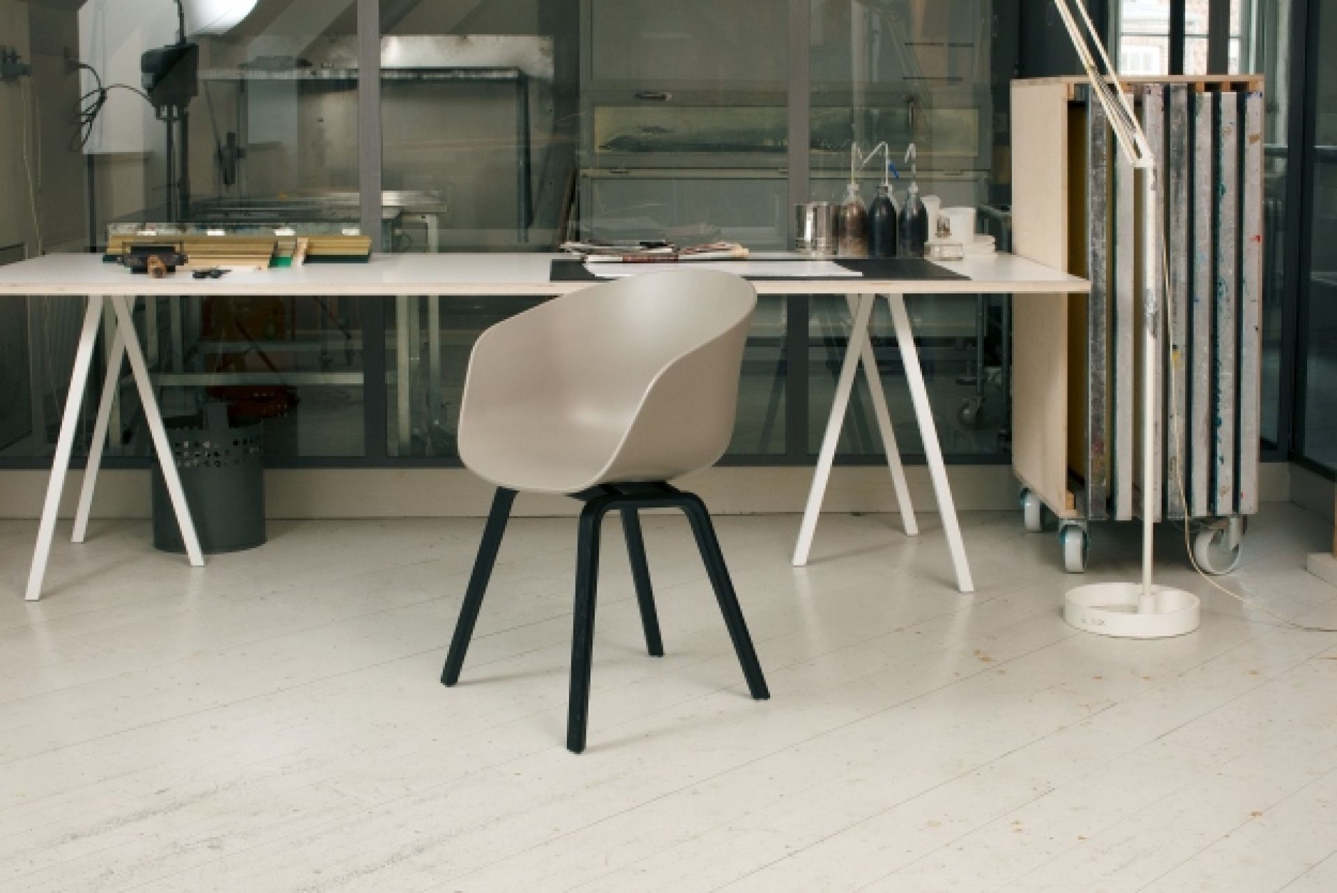Loop Stand Table TABLE TOP WHITE/FRAME BLACK Hay SINGLE PIECES