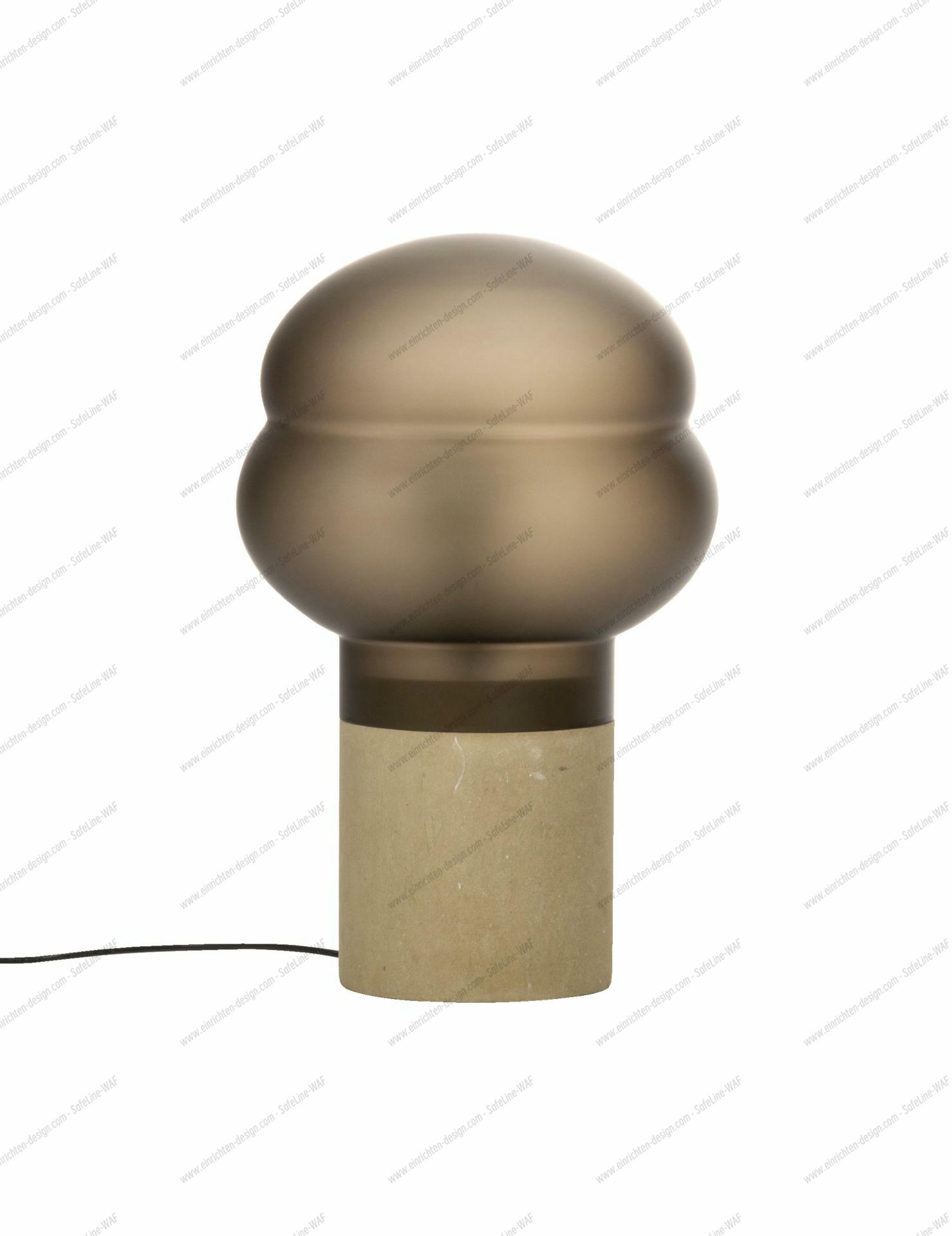 Kumo Tischleuchte Groß rauchgrau von Pulpo: Moderne Designlampe mit rundem, grauem Glasschirm.