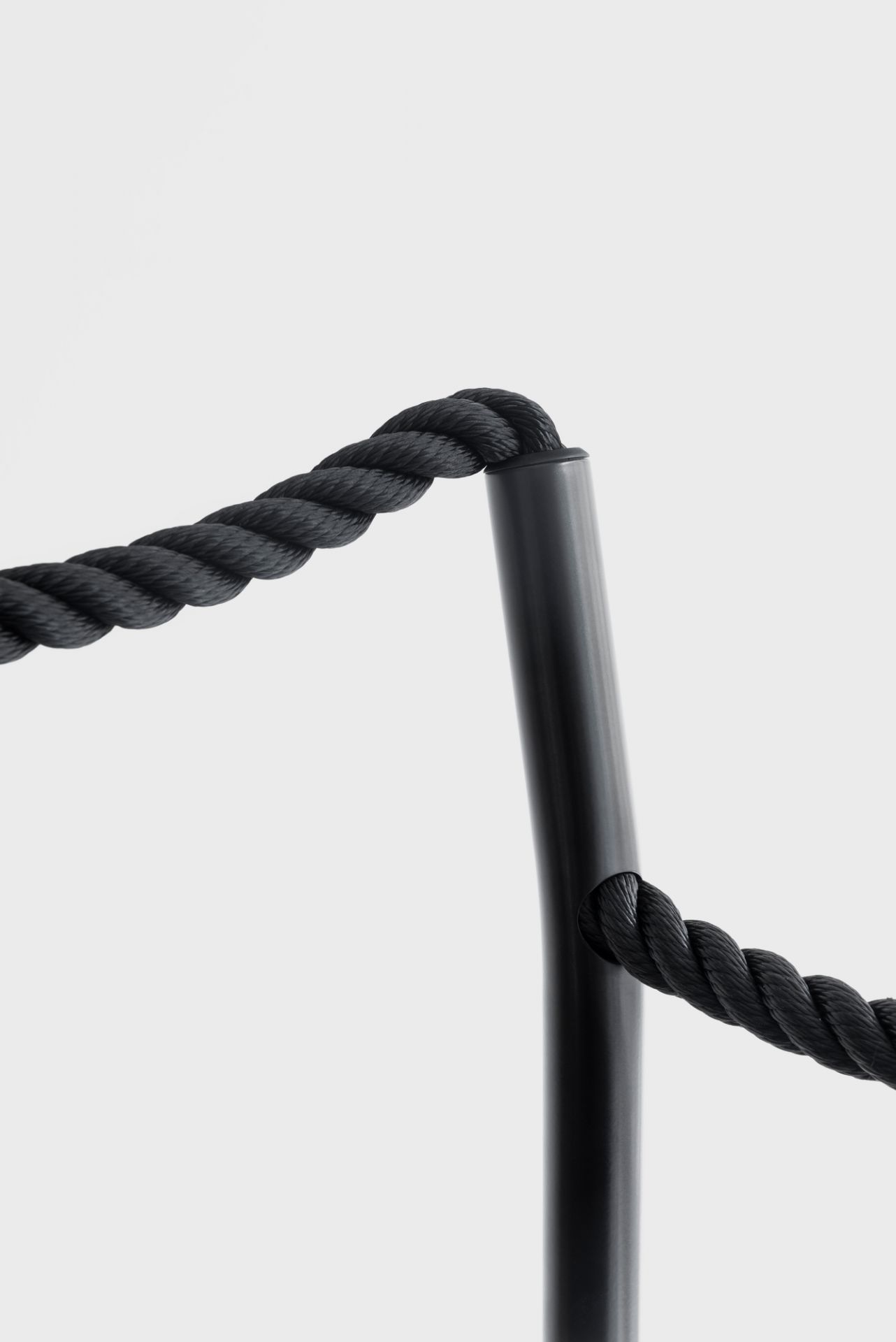 Detailaufnahme des schwarzen Rope Chair Stuhls von Artek, der Seil und Rahmen zeigt.