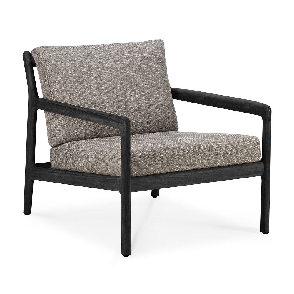 Bild eines Jack Outdoor Loungesessels mit schwarzem Teakholzrahmen und mokkafarbenen Kissen.