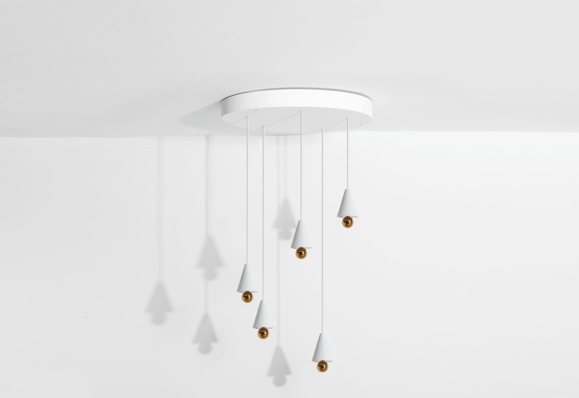 Weiße Cherry Pendelleuchte von Petite Friture, 5-flammig, mit runder Deckenplatte. Modernes Design für Wohnräume.