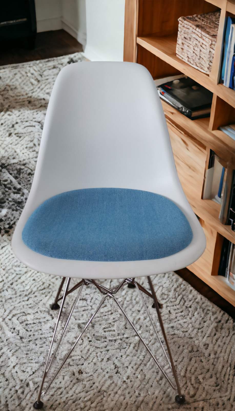 Eames Plastic Side Chair DSR chair with seat cushion Vitra chrome - Hopsak BLUE, WHITE EXHIBITION PIECE (3x available) 
