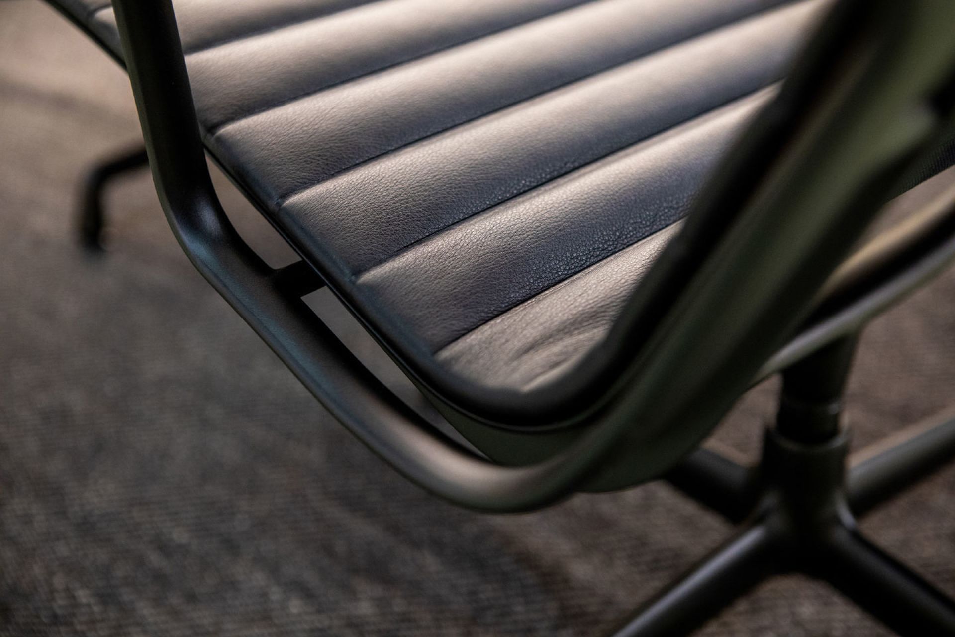 Aluminium Chair EA124 / EA 124 Armchair Vitra