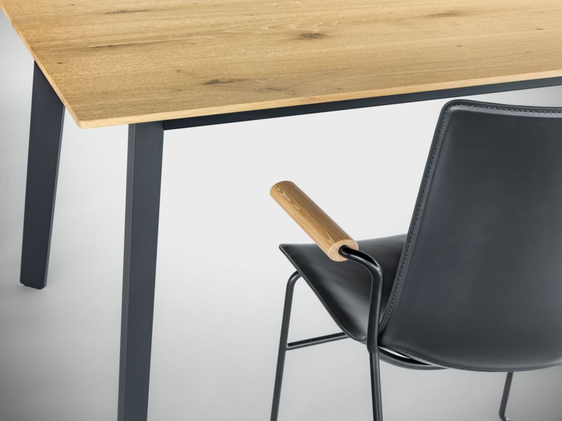 Linar Table Girsberger