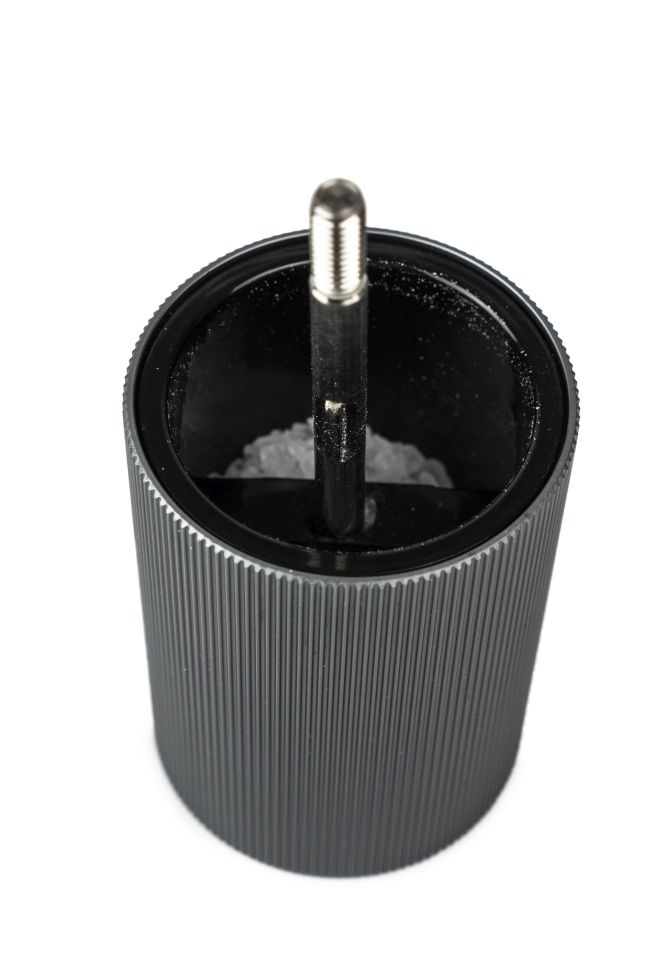 Detailaufnahme der Peugeot Line Pfeffermühle H 18 cm in Graphit & Carbon, Blick in das Mahlwerk.