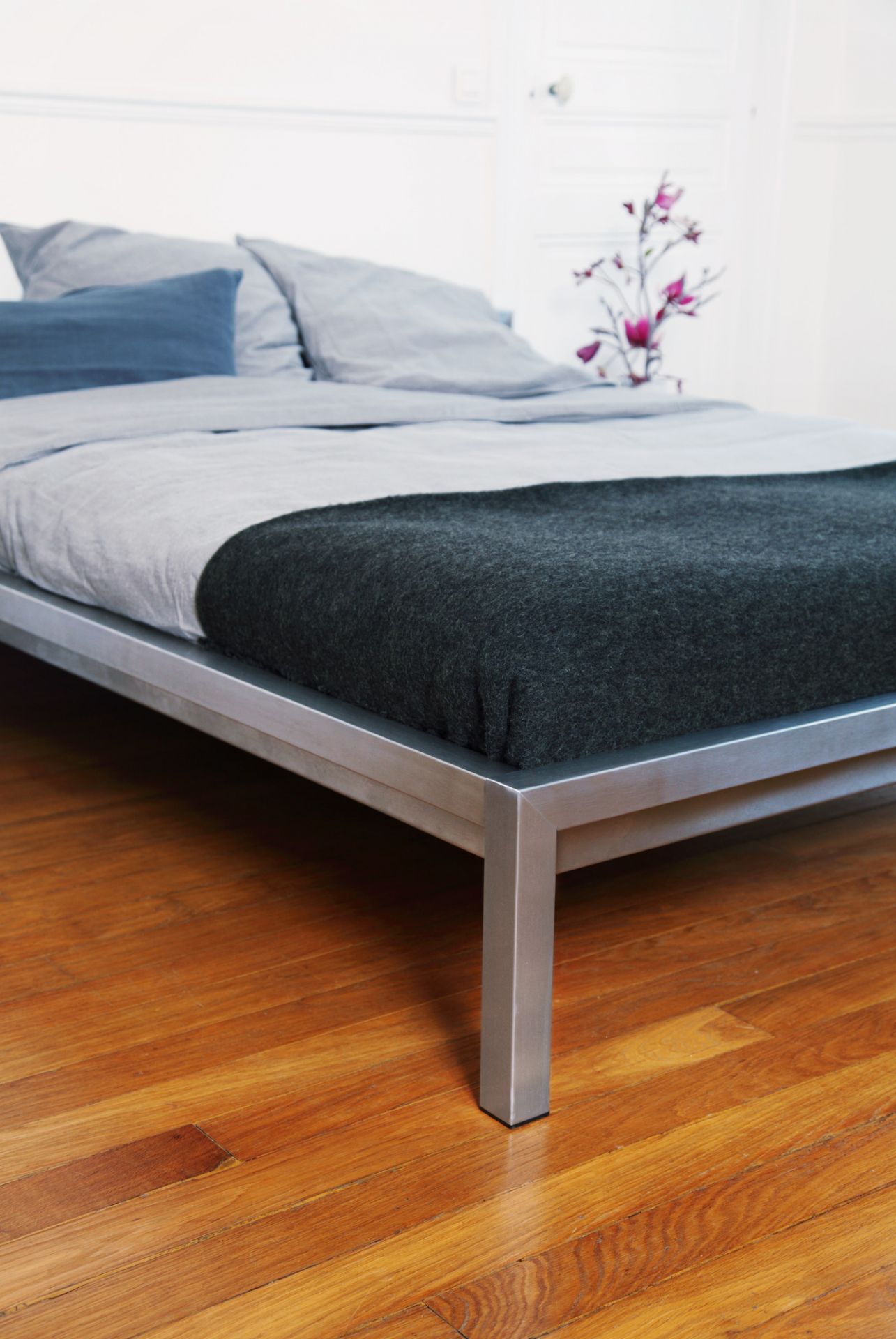 Pure stainless steel bed H 667 VA 140 x 200 cm Hans Hansen