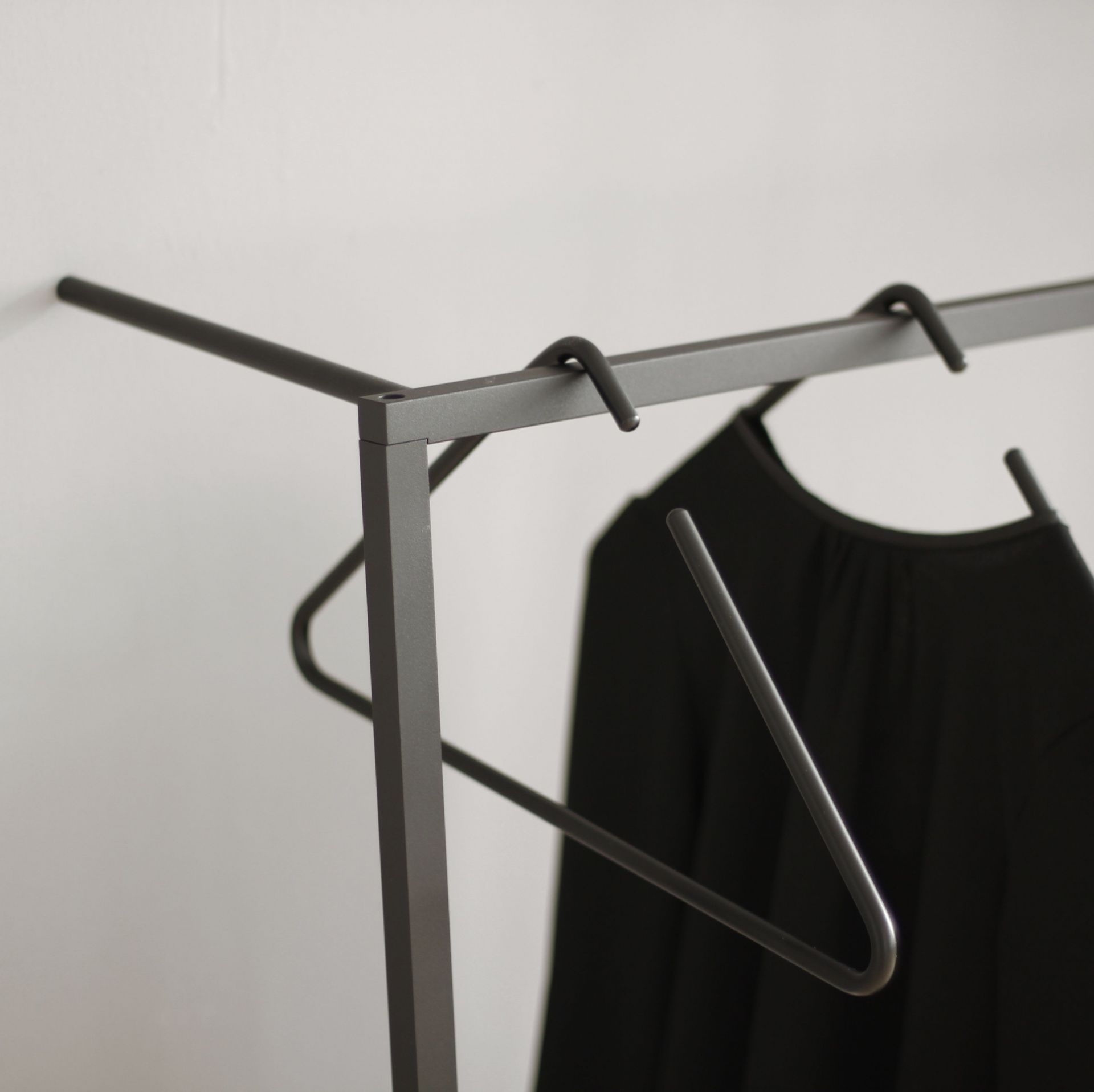 Leano Leaning wardrobe Roomsafari