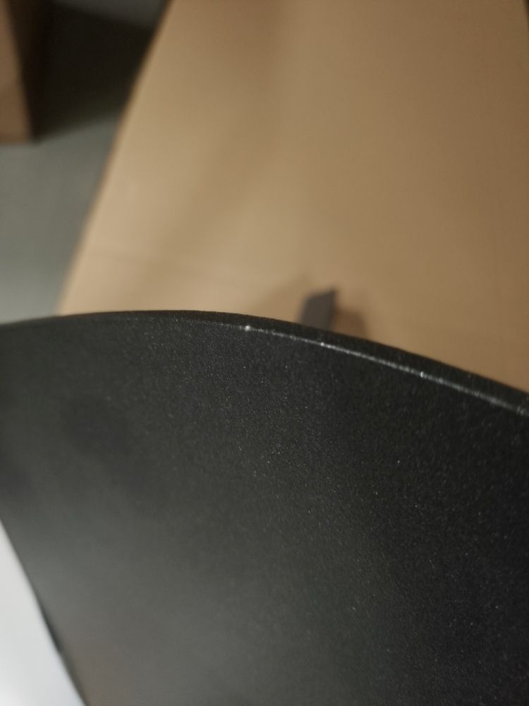Detailaufnahme: Graue Tischplatte des Flow Beistelltisches von Weishäupl, ein Mängelexemplar mit kleinen Beschädigungen.