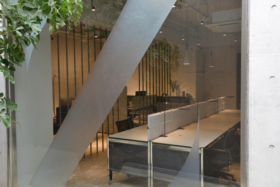 Innenansicht eines Büros mit USM Haller Tischen und Privacy Panels durch ein Fenster.