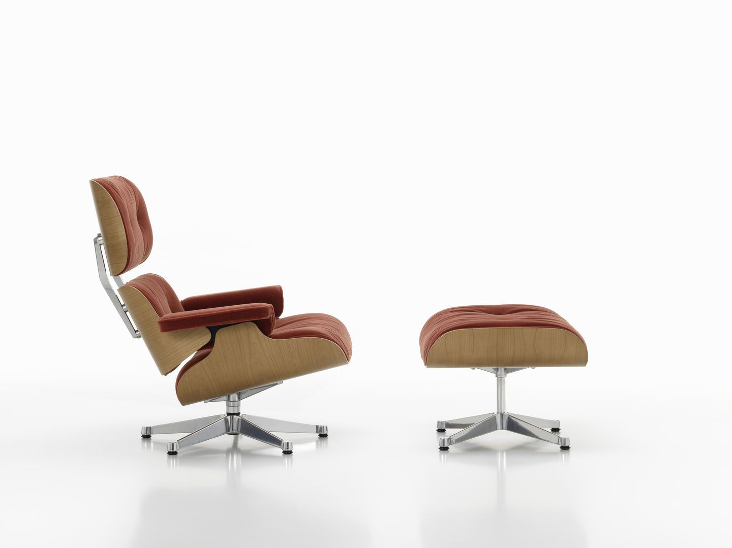 Eames Lounge Chair mit Ottoman Sessel in braunem Stoff und Holz, Vitra Designklassiker.