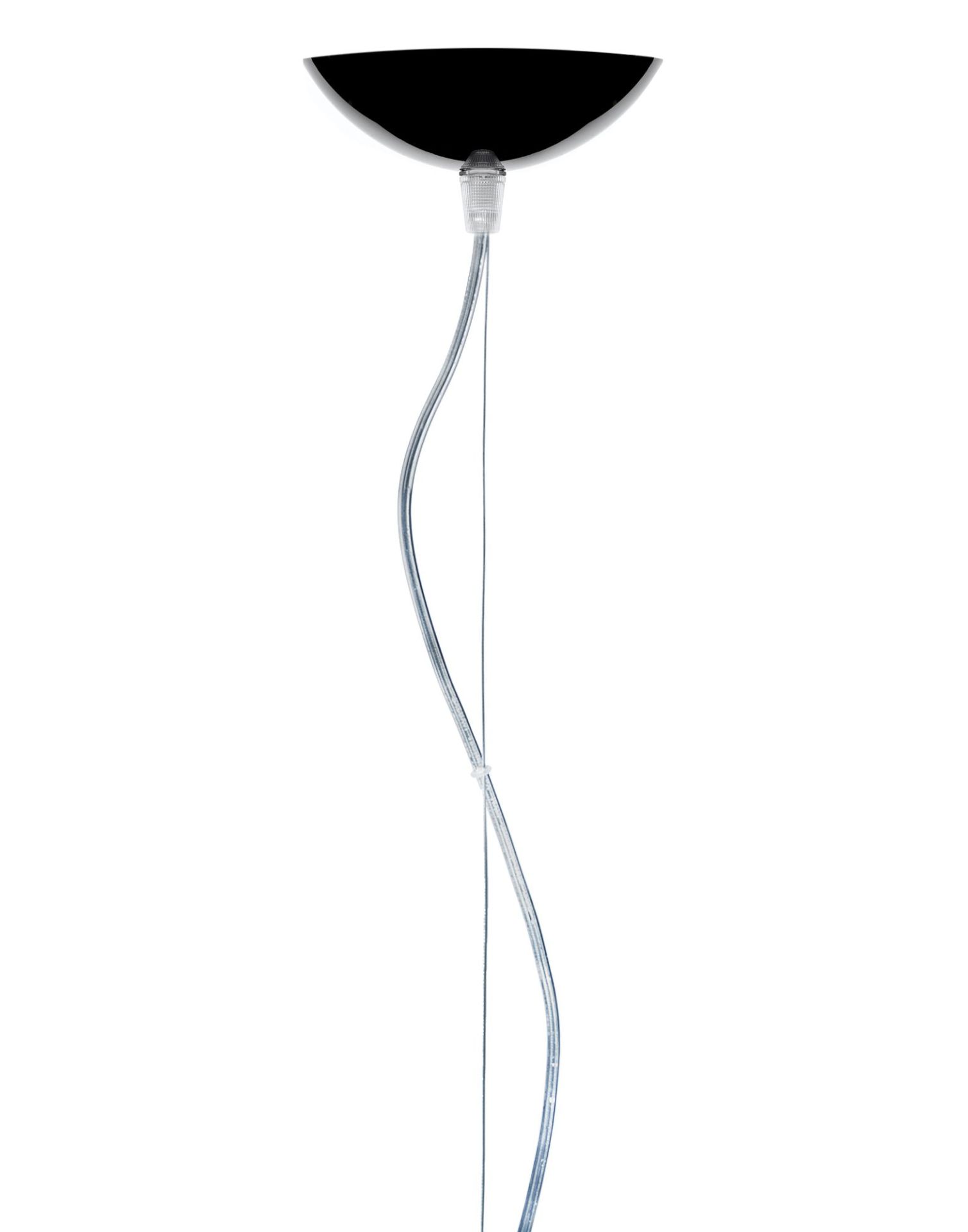 Detailaufnahme der schwarzen Kartell Fly Pendelleuchte mit transparentem Kabel vor weißem Hintergrund.