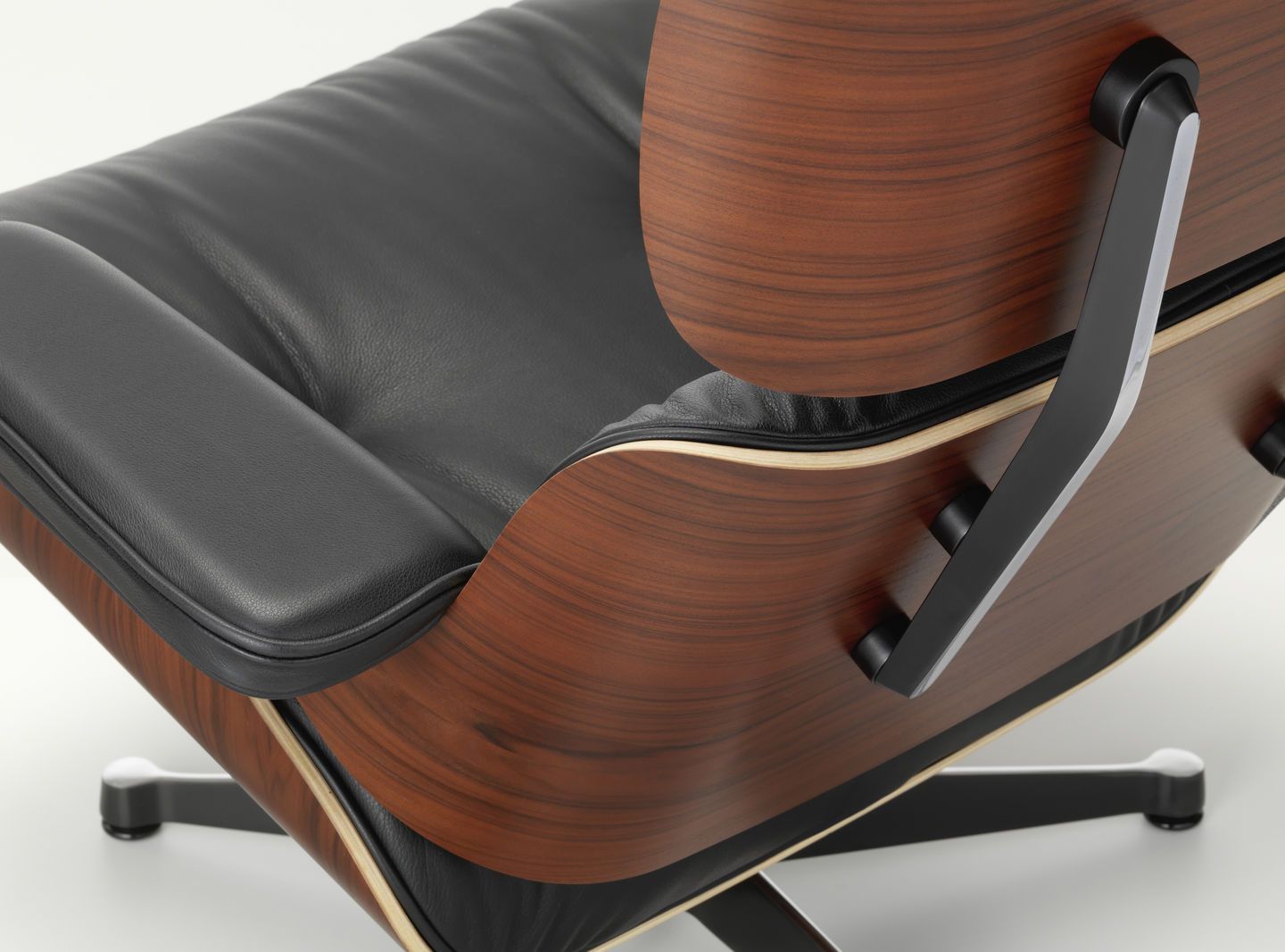 Eames Lounge Chair & Ottoman Walnut white leather Vitra