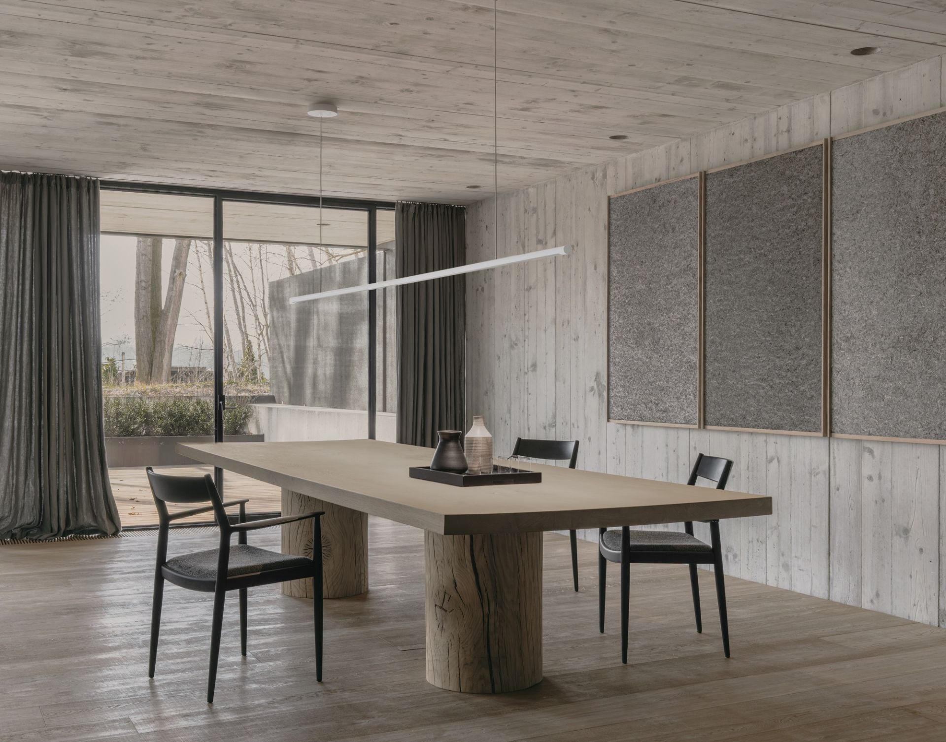 Helle wästberg w181 Linier Pro Pendelleuchte über Esstisch mit Holzbeinen in modernem Esszimmer.