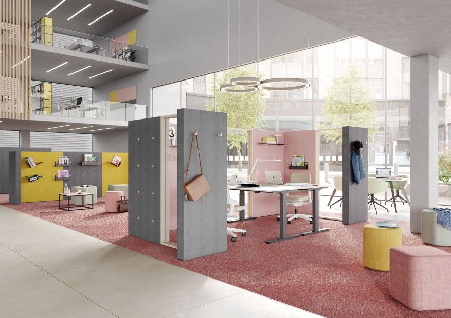 Helles Großraumbüro mit Palmberg PiD Sitz-/Stehtisch, Akustikpaneelen, modernen Büromöbeln und ergonomischen Arbeitsplätzen für flexibles Arbeiten.