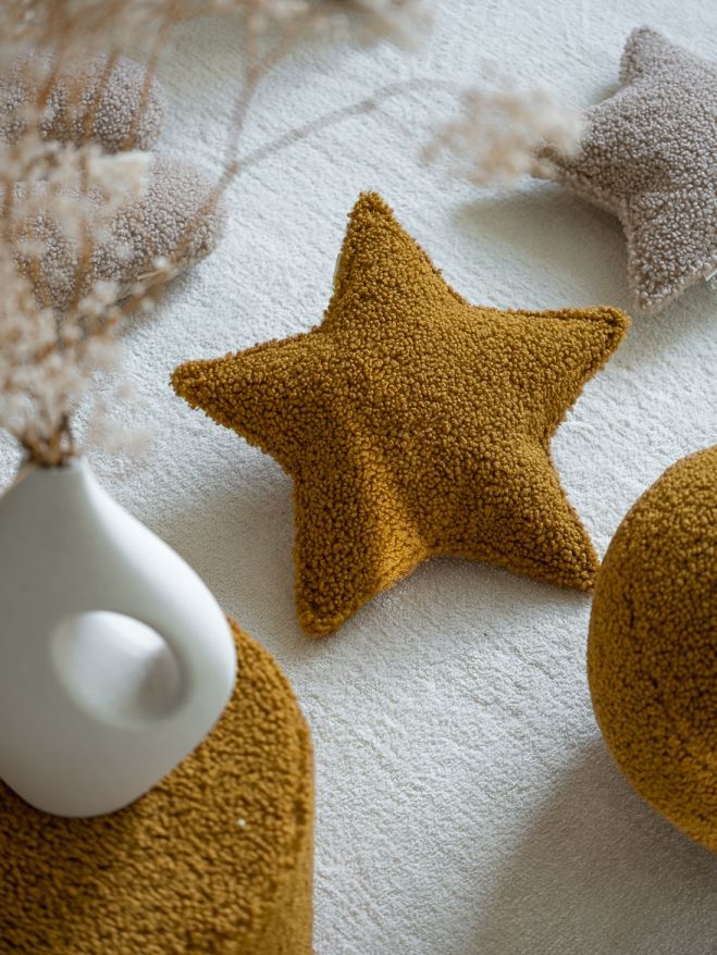 Children's star cushion Wigiwama maple