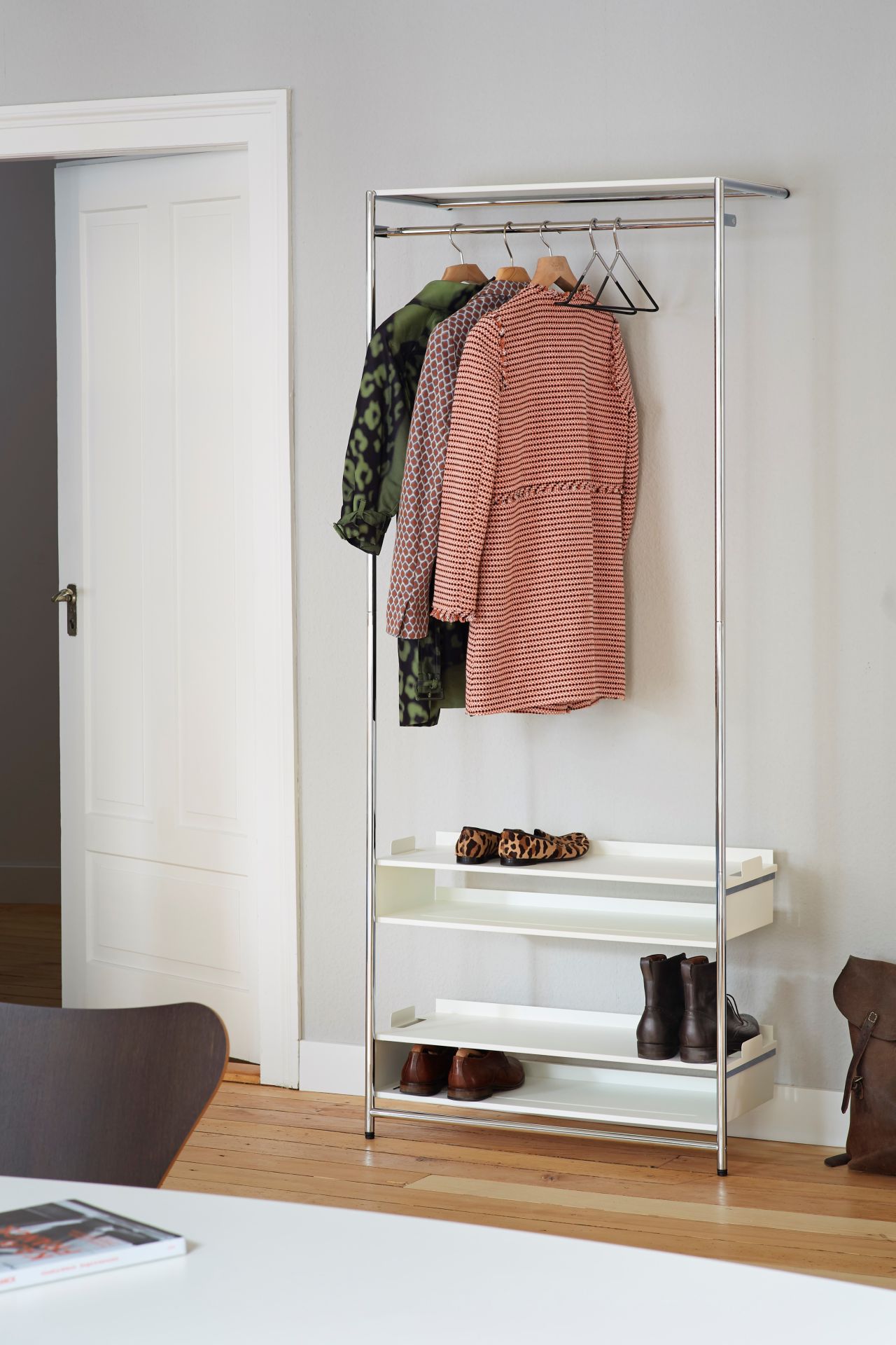 Comba Anlehngarderobe Mox Gestell schwarz Tablaren weiß