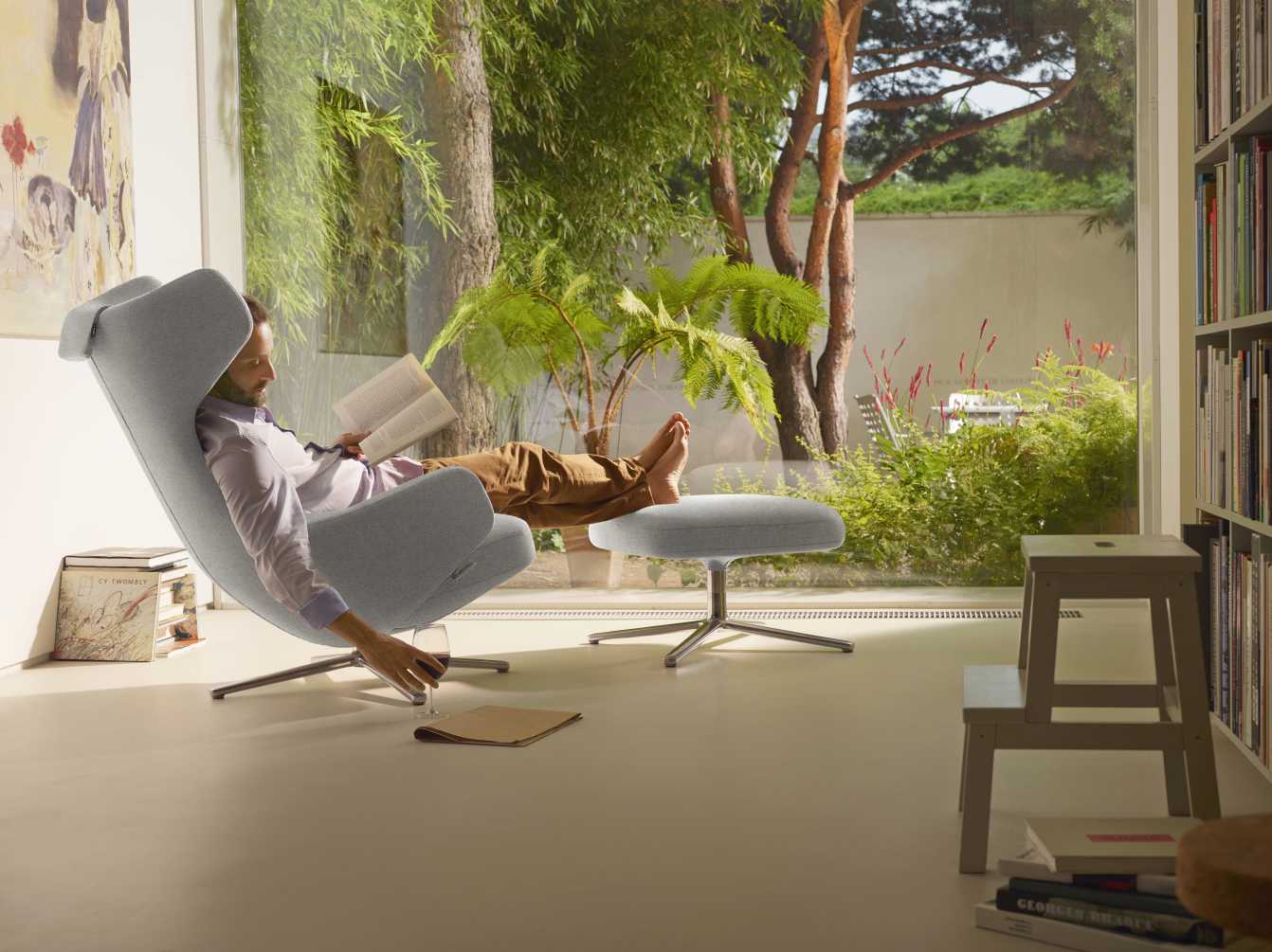 Grand Repos Armchair + Ottoman Vitra Polished Nubia Ivory / Pearl