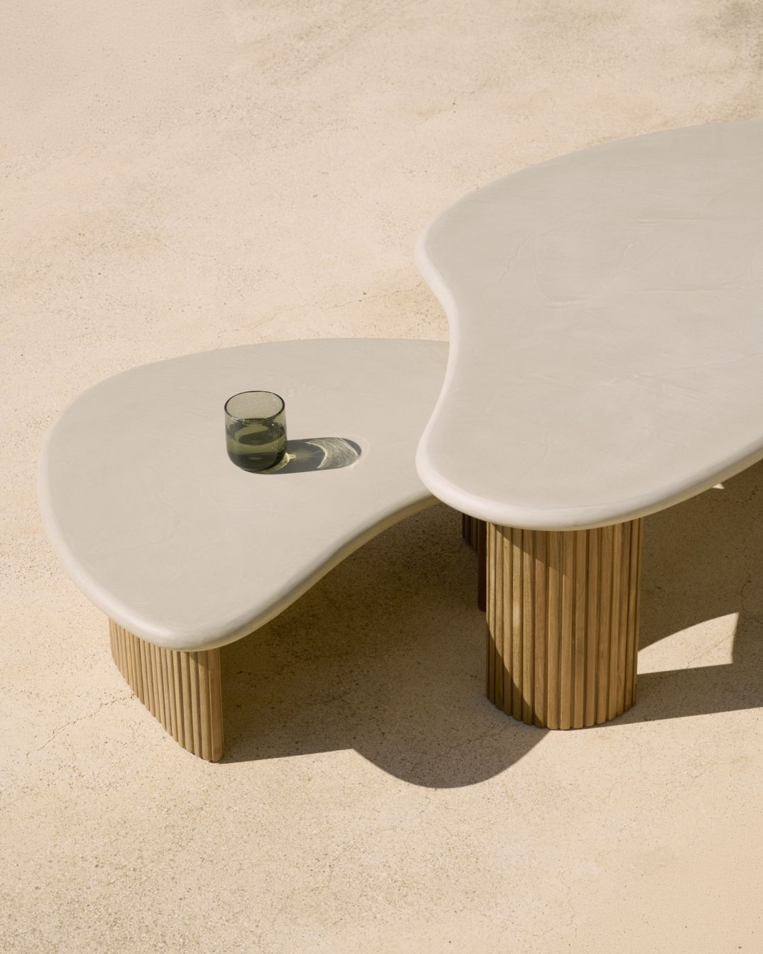 Boomerang coffee table outdoor concrete/teak Ethnicraft