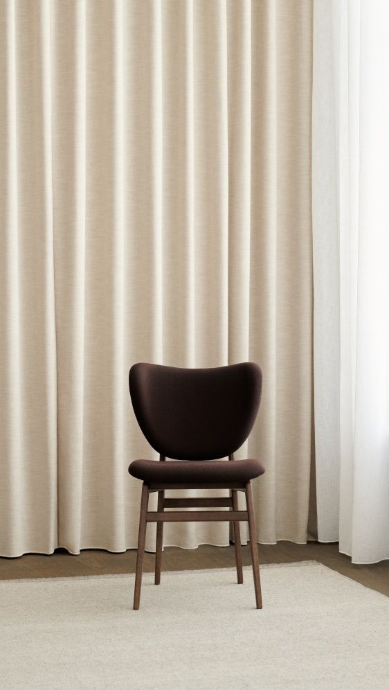 Frontansicht des braunen Elephant Dining Chair Stuhls von NORR11, gepolsterter Esszimmerstuhl mit Holzbeinen.