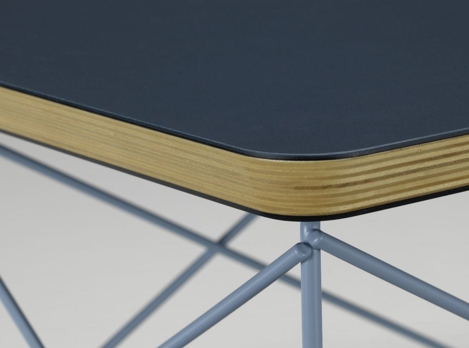 Detailaufnahme vom Vitra LTR Beistelltisch mit Linoleum-Tischplatte in Rauchblau und filigranem, hellblauem Stahlgestell.