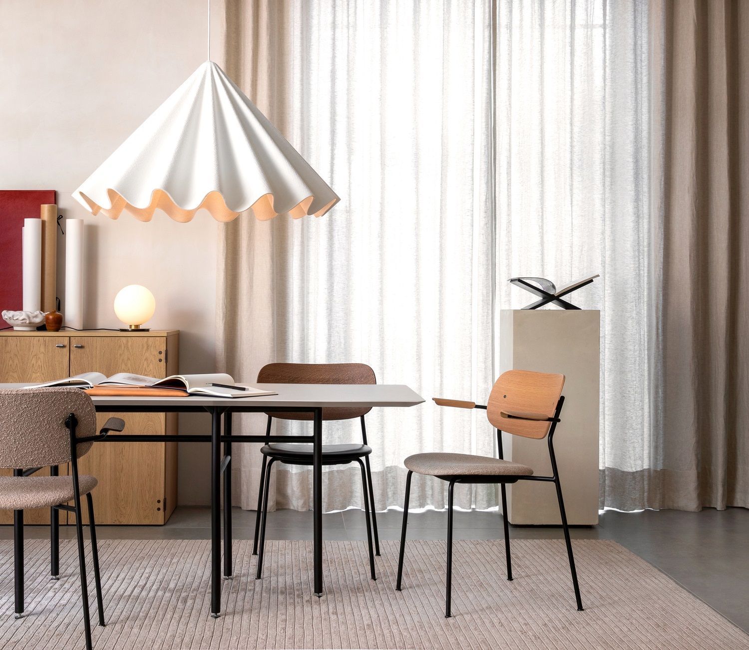 Esszimmerszene mit dem Audo Copenhagen Co Dining Chair Stuhl in verschiedenen Ausführungen am Esstisch.