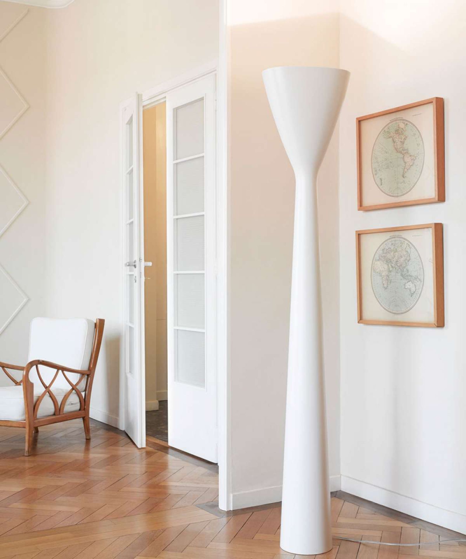 Weiße Luceplan Stehleuchte im Carrara Design, moderne LED Lampe für Wohnzimmer und Büro.