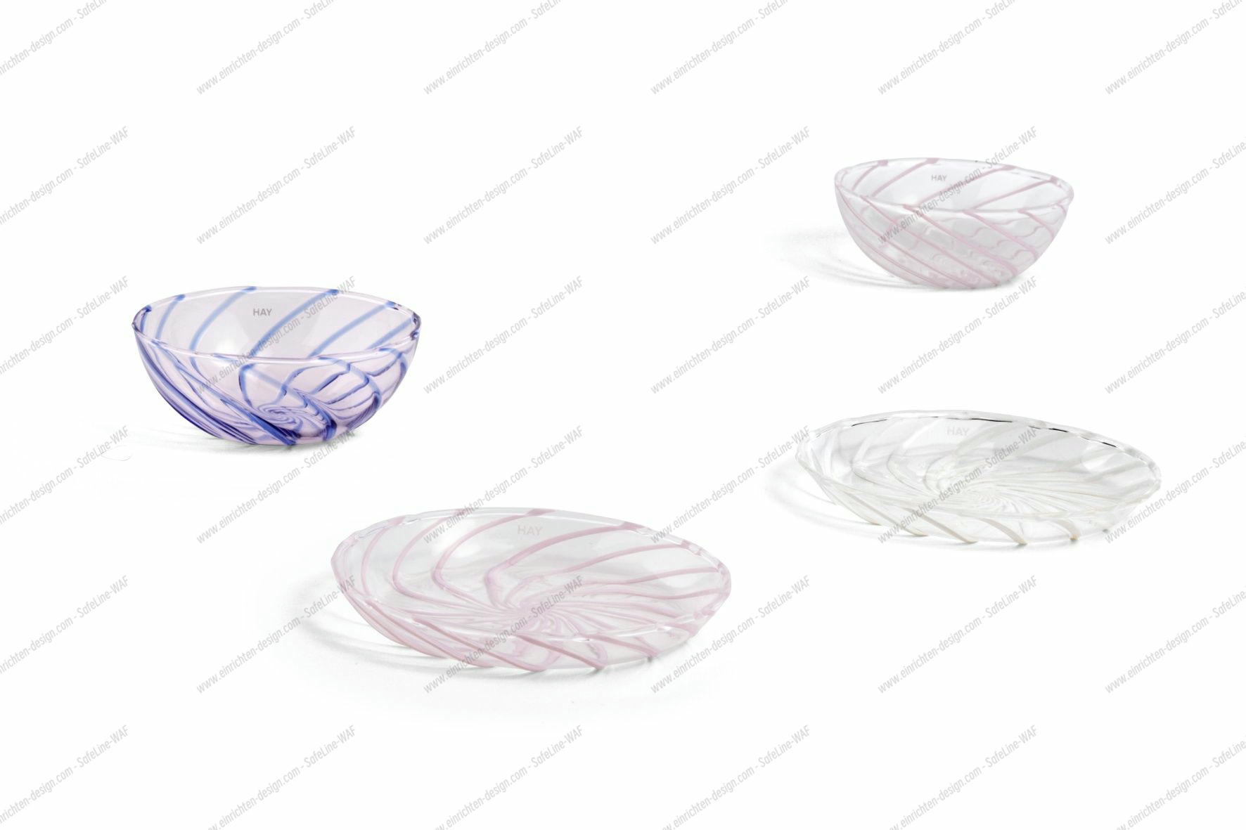 Spin Bowl Schüssel 2er Set von Hay: Hellrosa und blaue Glasschalen mit Streifenmuster.