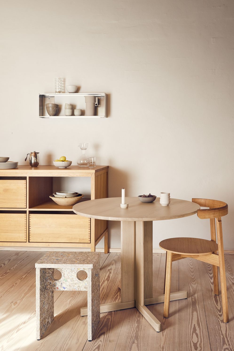 Remake Hocker Form & Refine aus recyceltem Kunststoff im skandinavischen Esszimmer mit Holztisch und Stuhl.