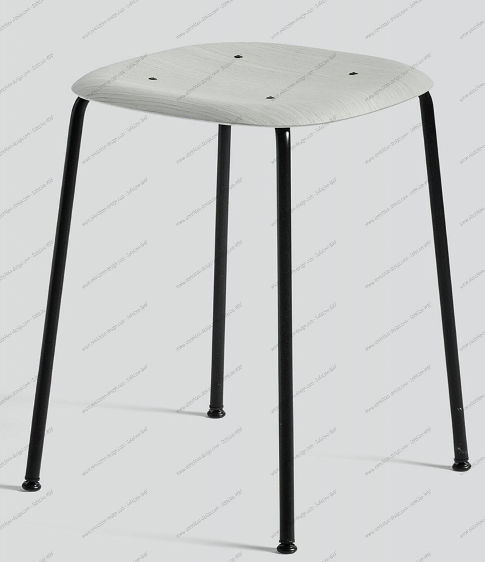 Soft Edge 70 Stool Hay Hay Soft Edge Hocker 70: Moderner Barhocker mit hellem Holzsitz und schwarzem Metallgestell.